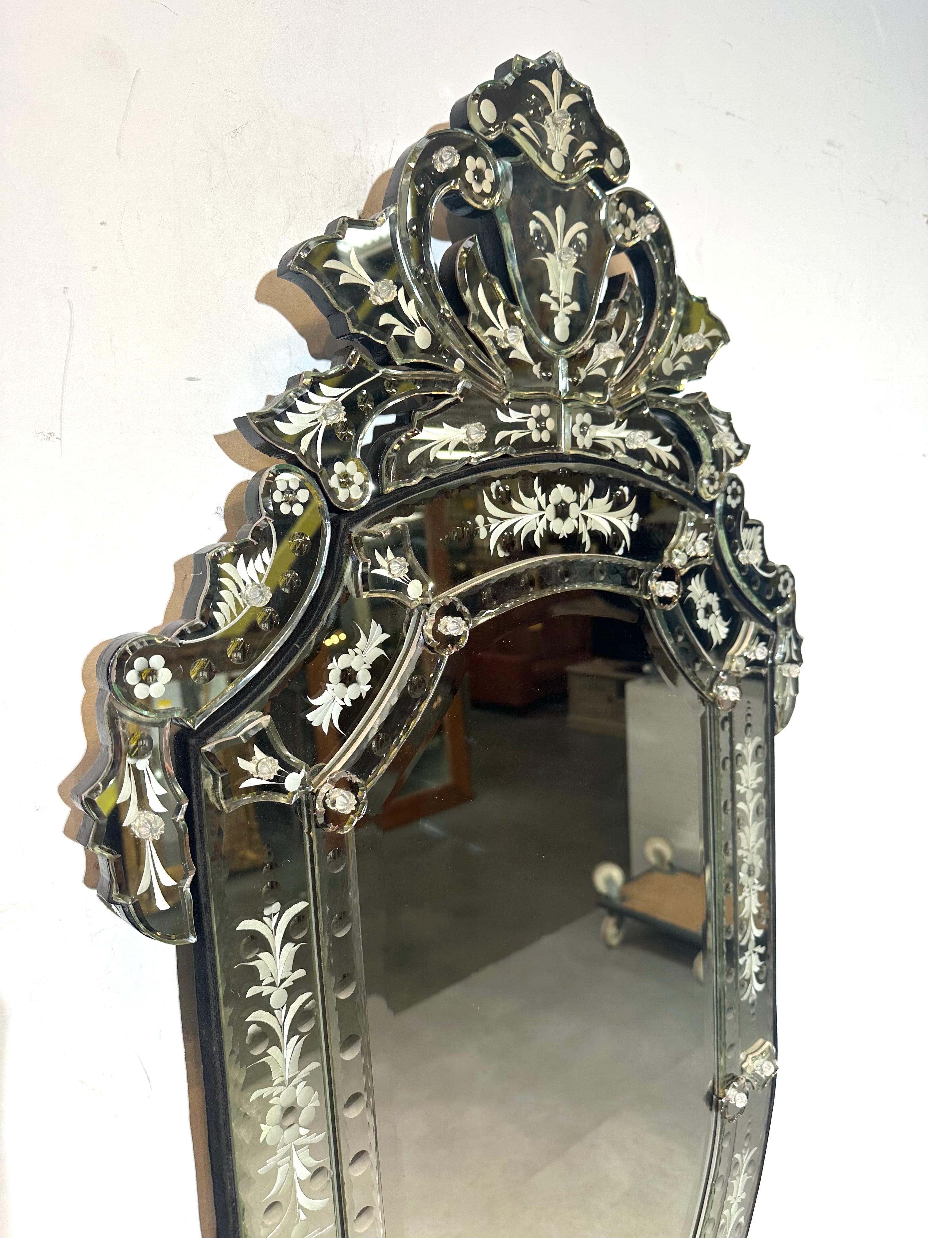 Venetiaanse geëtste spiegel met sierlijk wapen