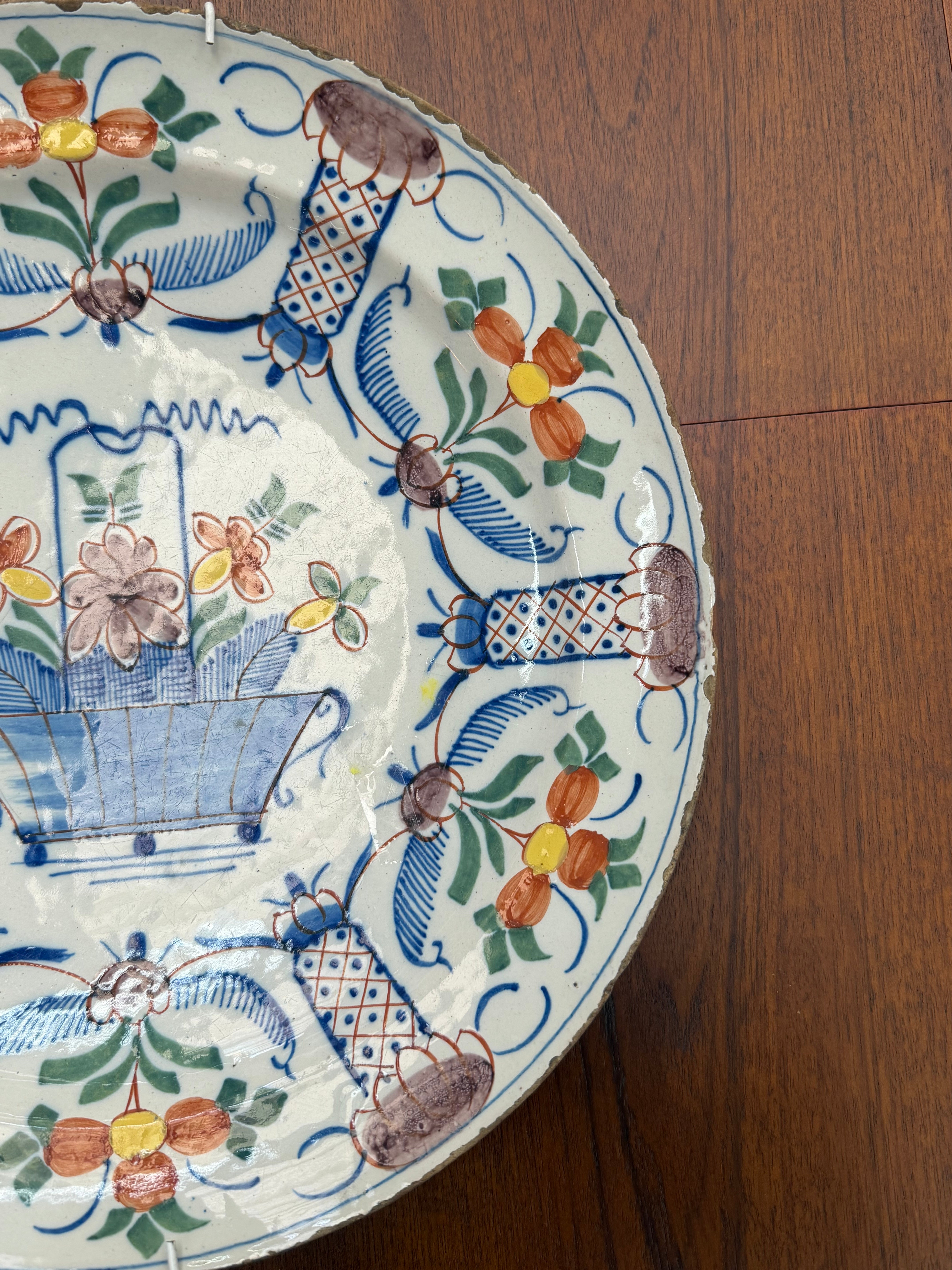 Old Delft Polychrome Charger Plate by Jan van der Laan – Louis XIV Motif, Early 18th Century
