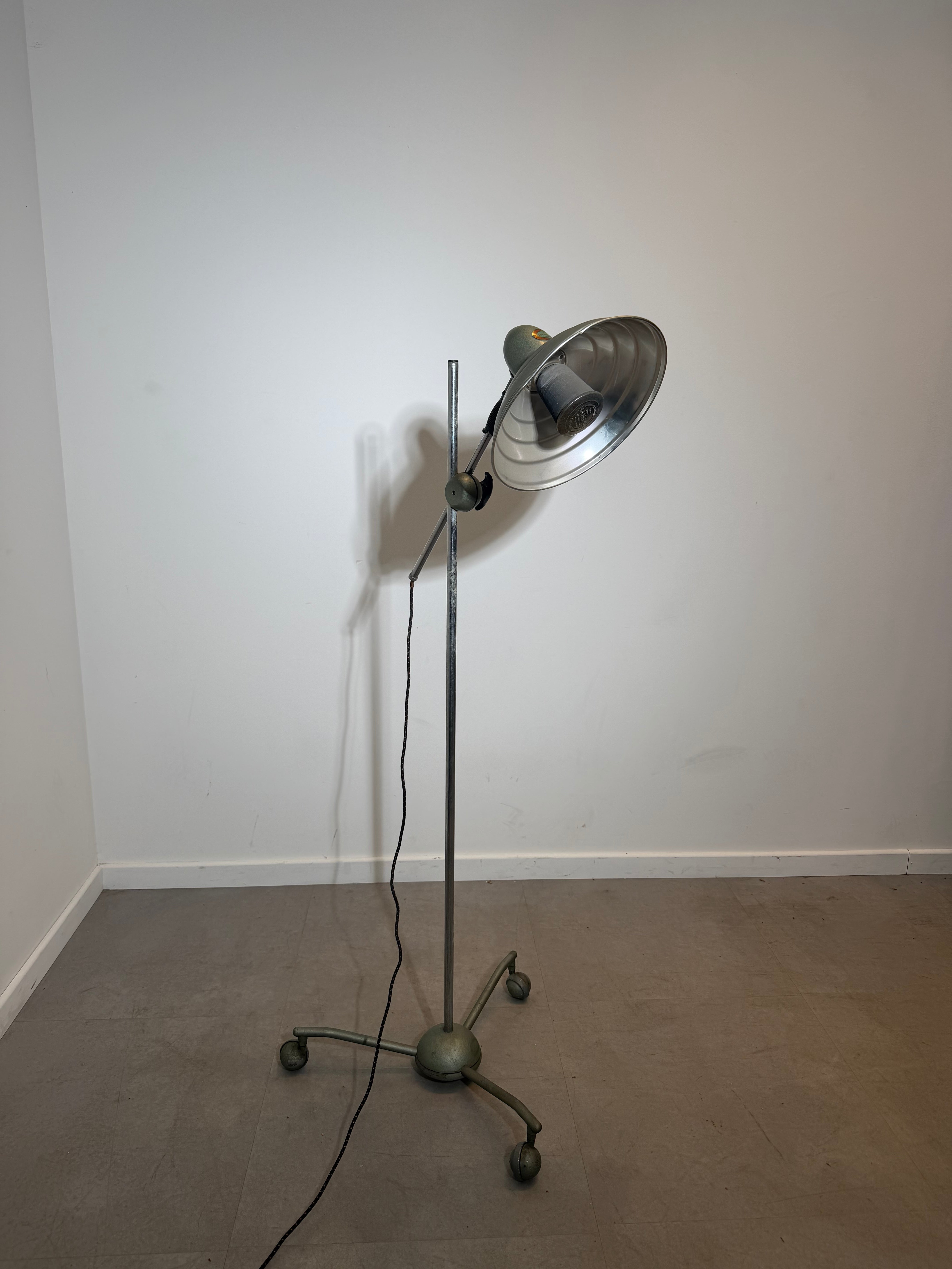 Hanovia Sollux H8 Medical Heat Lamp – Vintage Industrial Therapy Floor Lamp – England – 160 cm