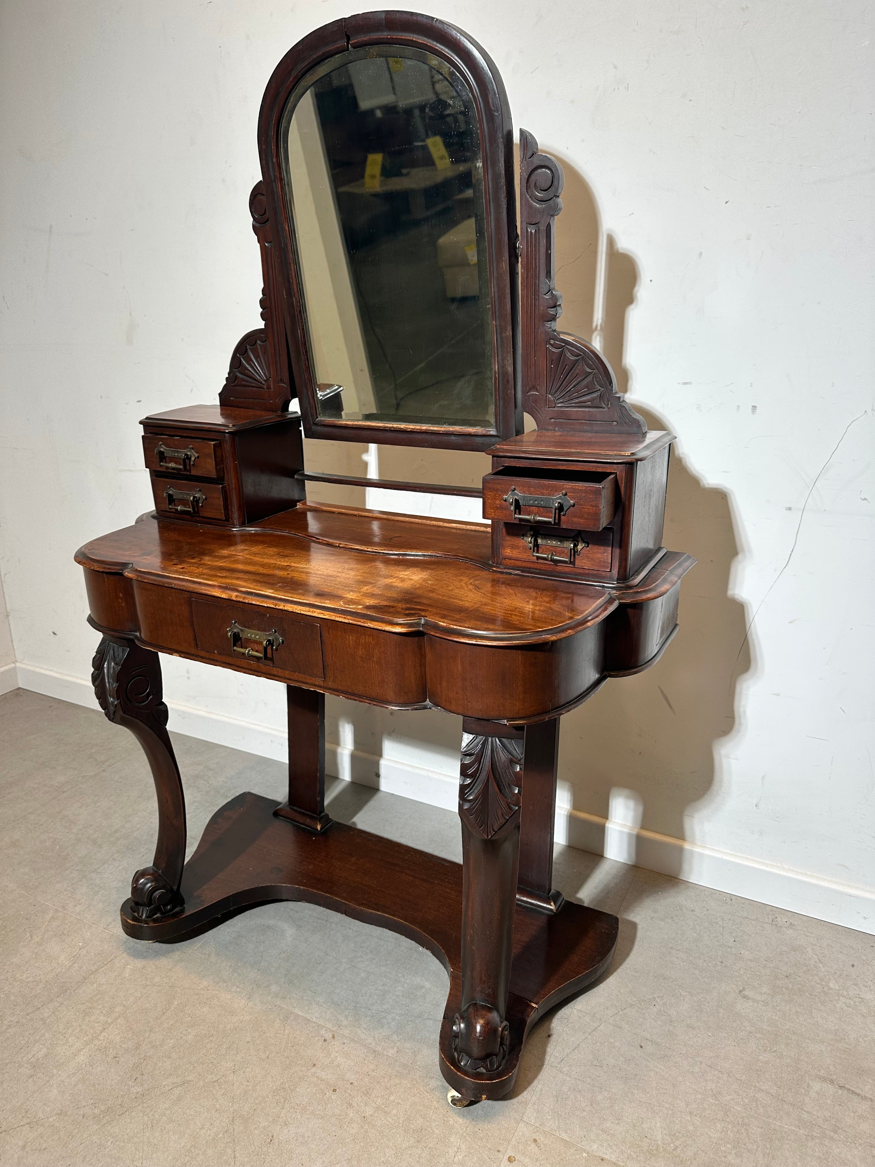 Coiffeuse ancienne en bois sculpté avec miroir