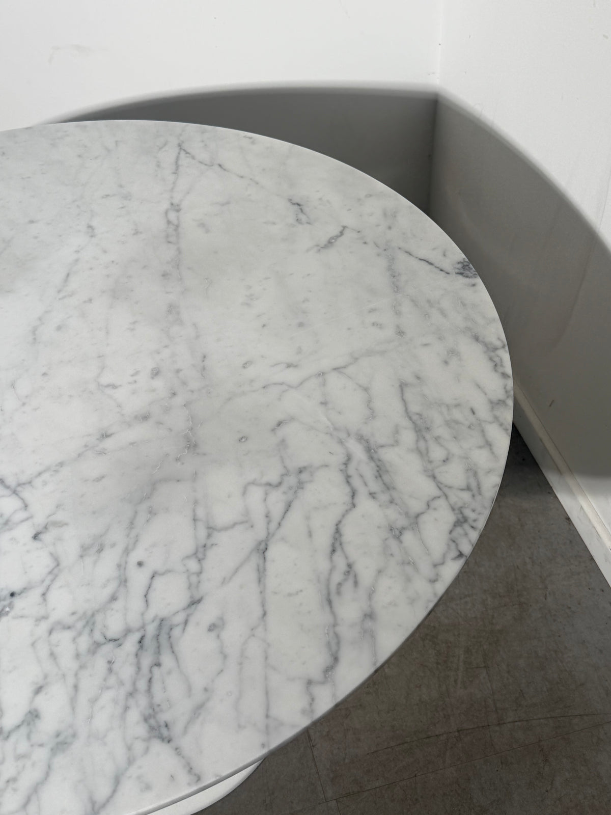 Tulip Dining Table with White Marble Top – Ø 110