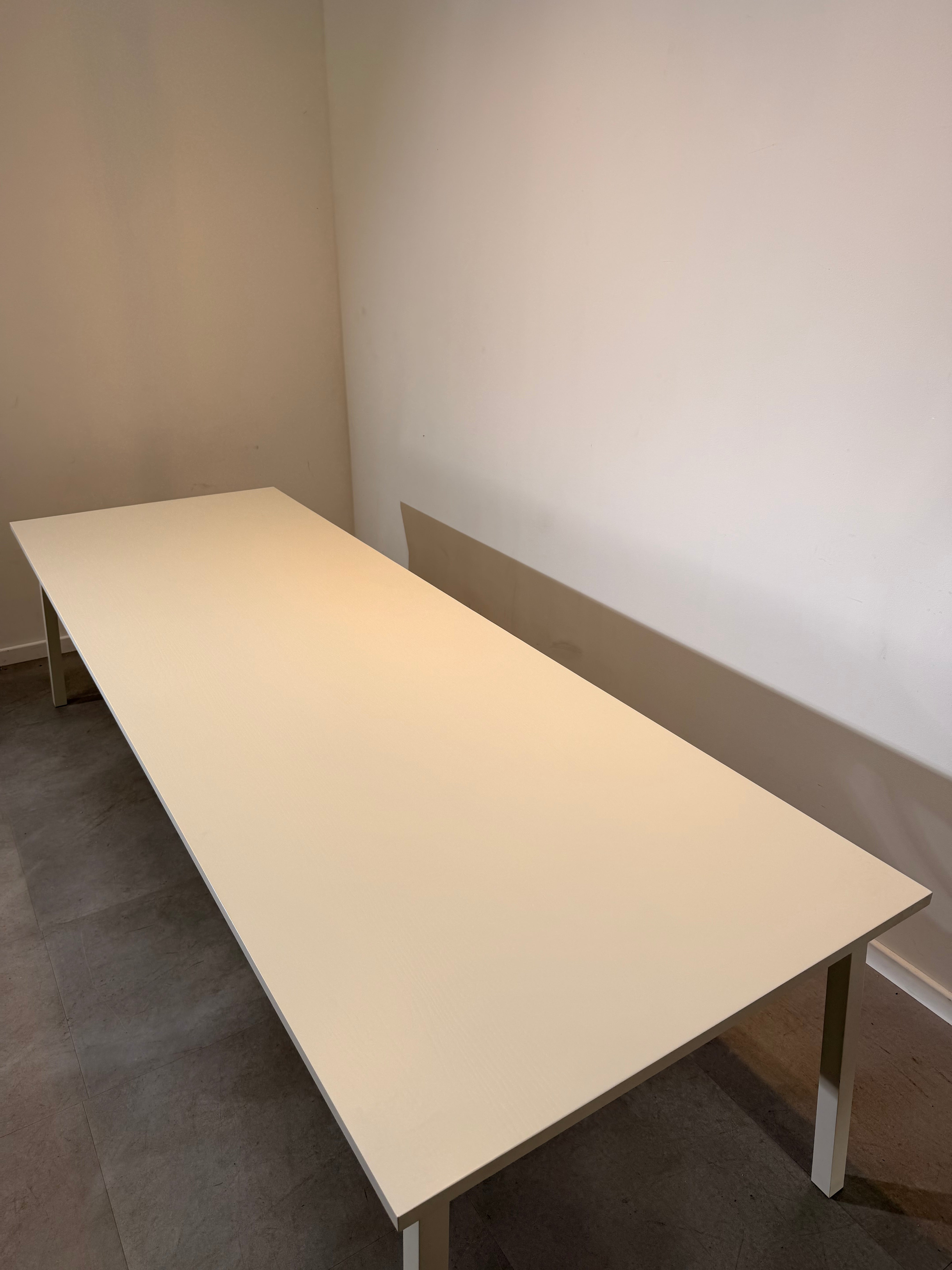 Moooi Shaker Dining Table
