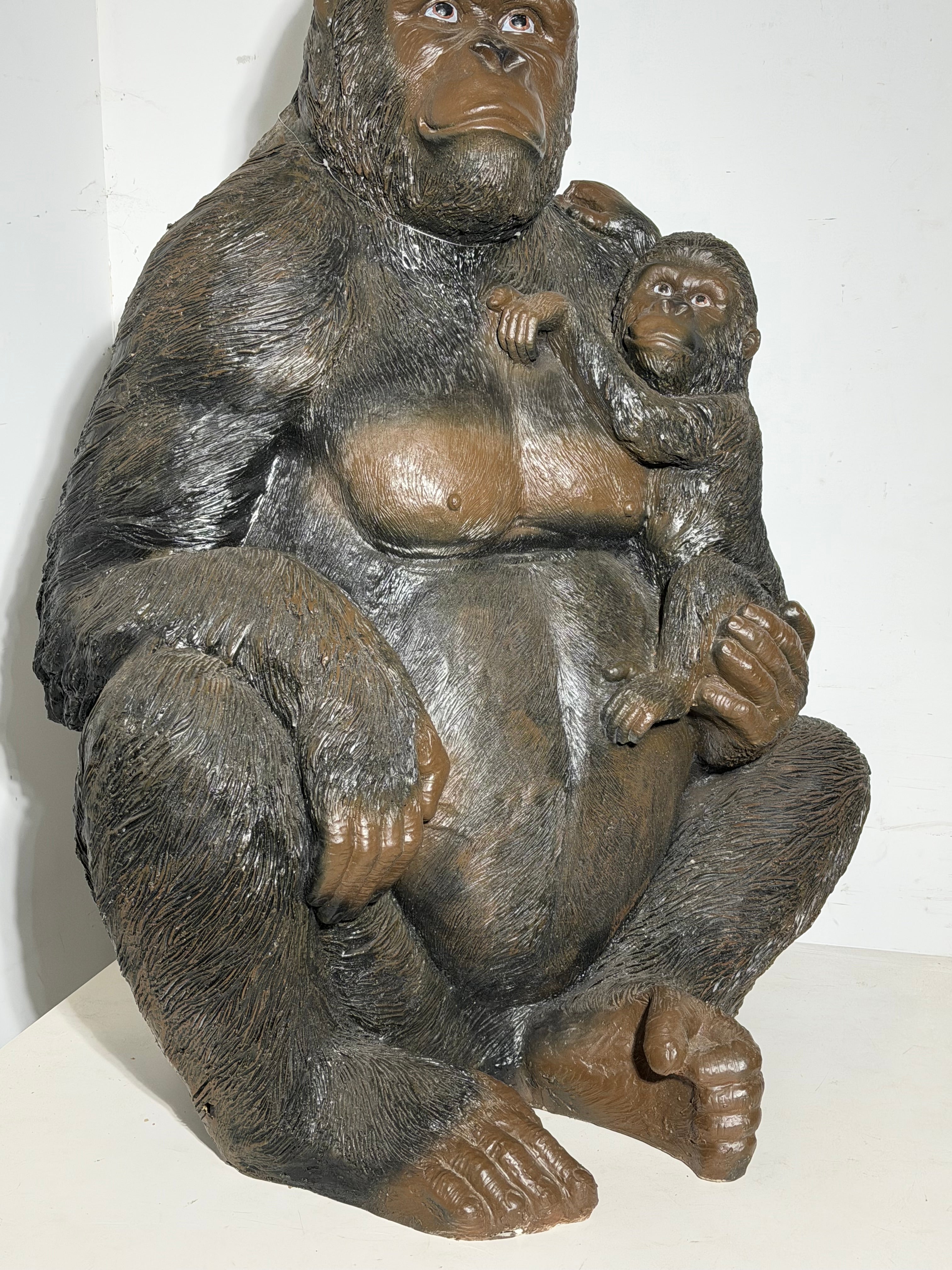Gorilla Sculpture with Baby – Large Decorative Animal Statue – 120 × 90 cm