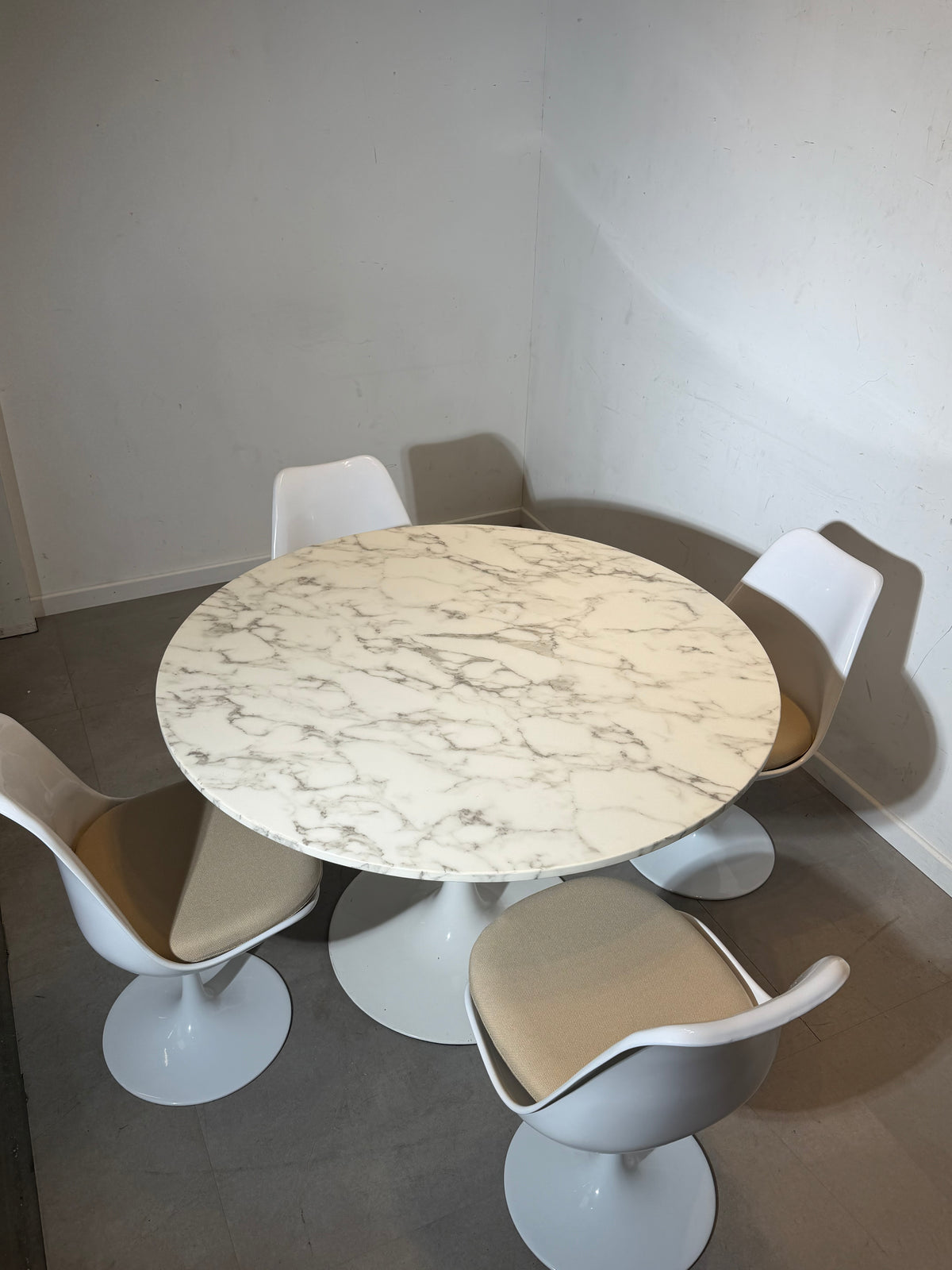 Table à manger Tulip en marbre avec 4 chaises – Ø120 cm