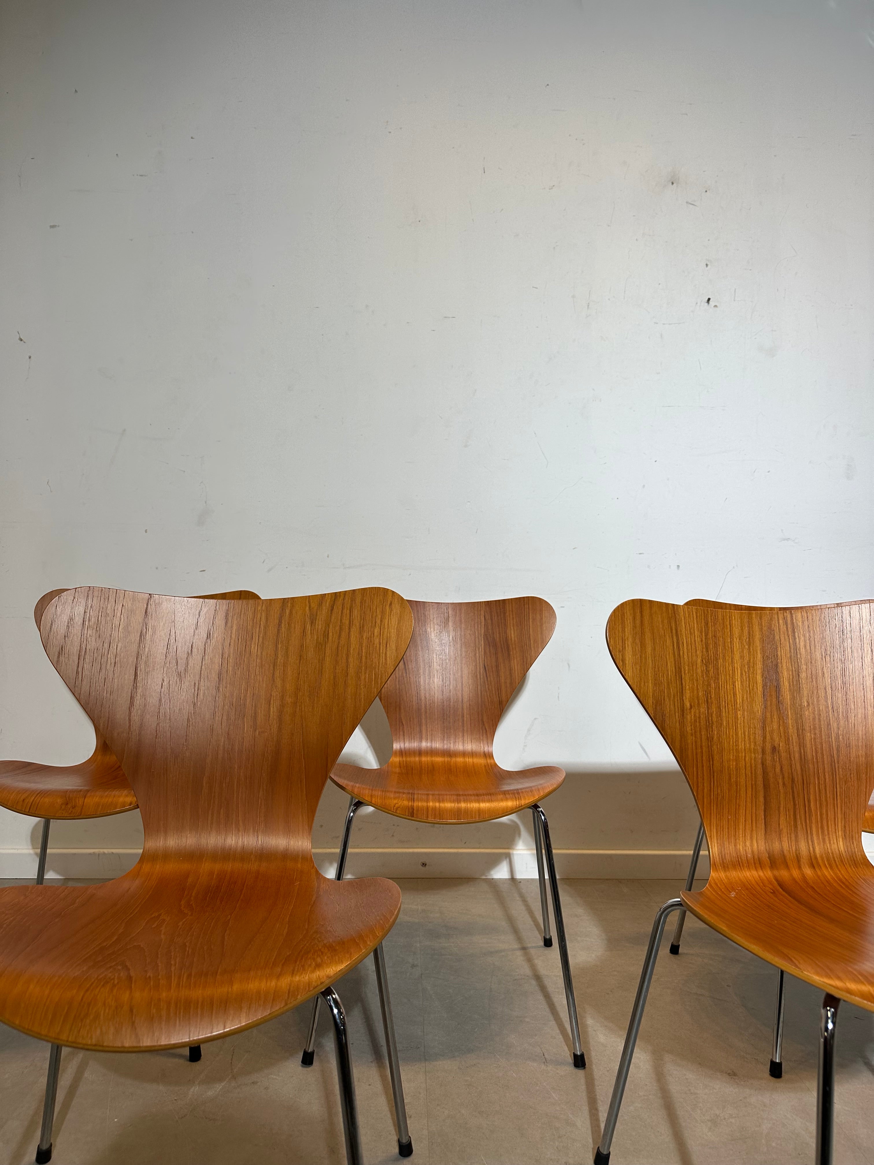 Fritz Hansen Series 7 Chairs – Set of 6 (1993 Edition) – Teak Veneer