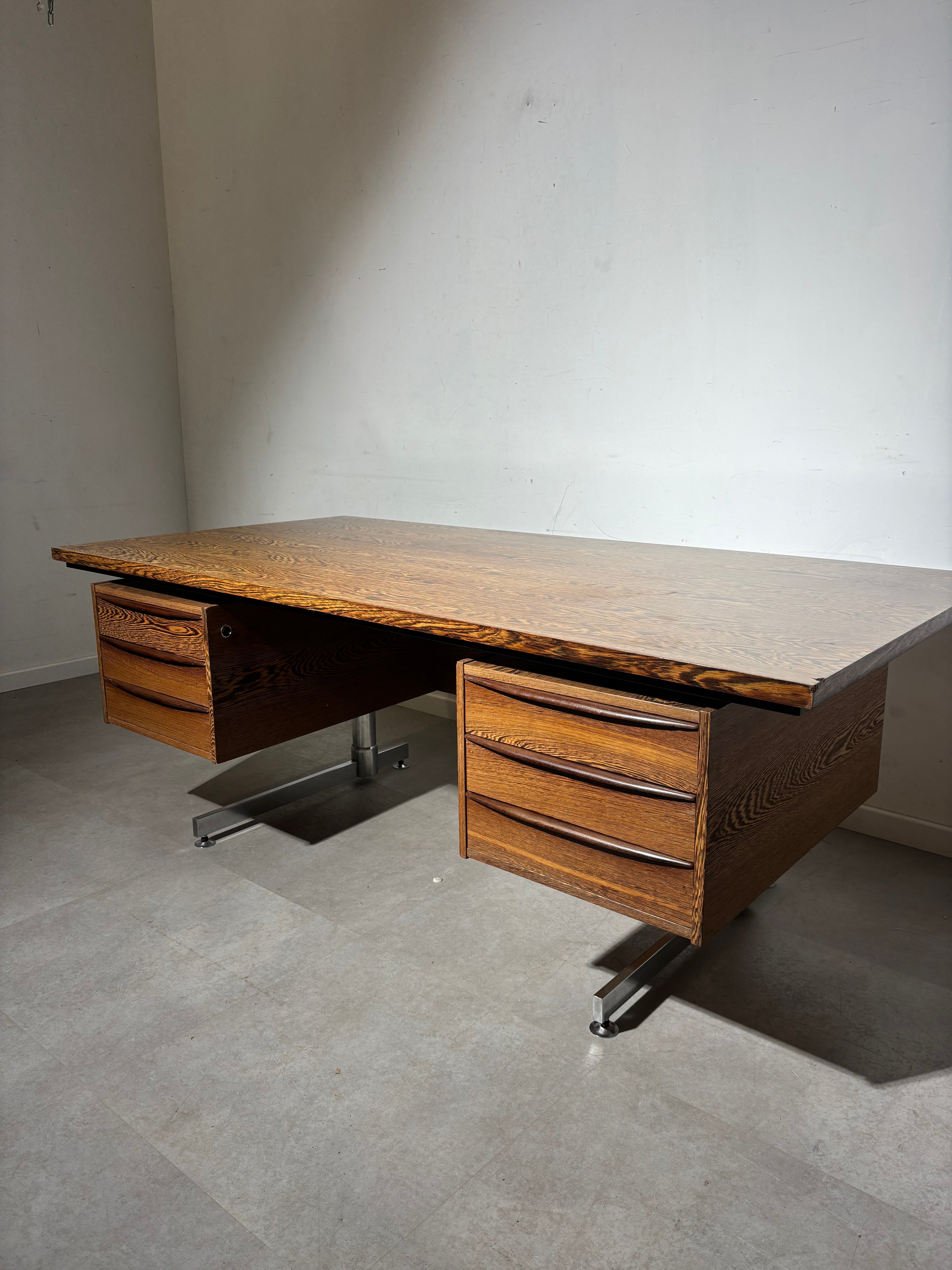 Bureau « de direction » vintage en palissandre