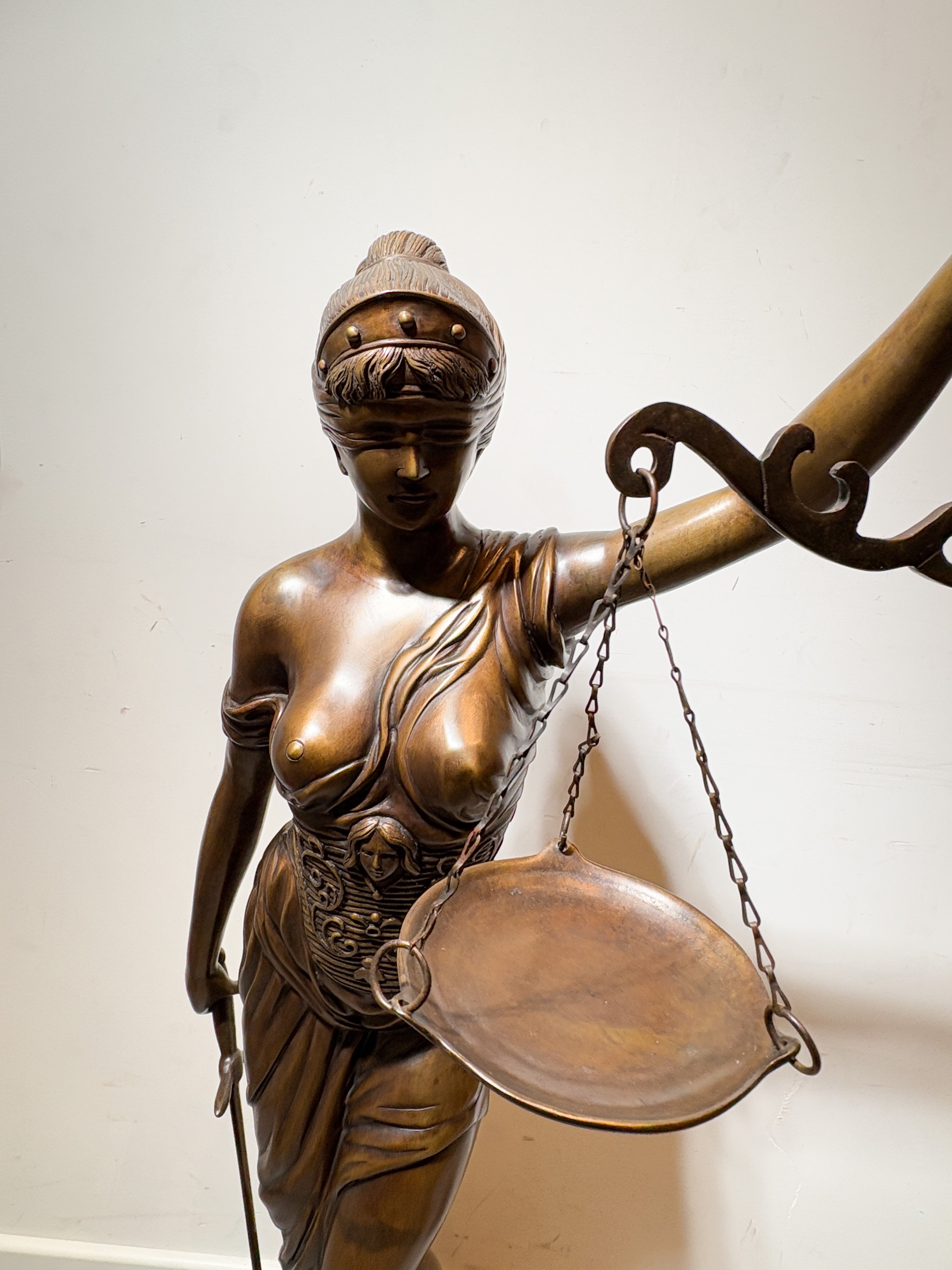 Grande statue de la Dame Justice