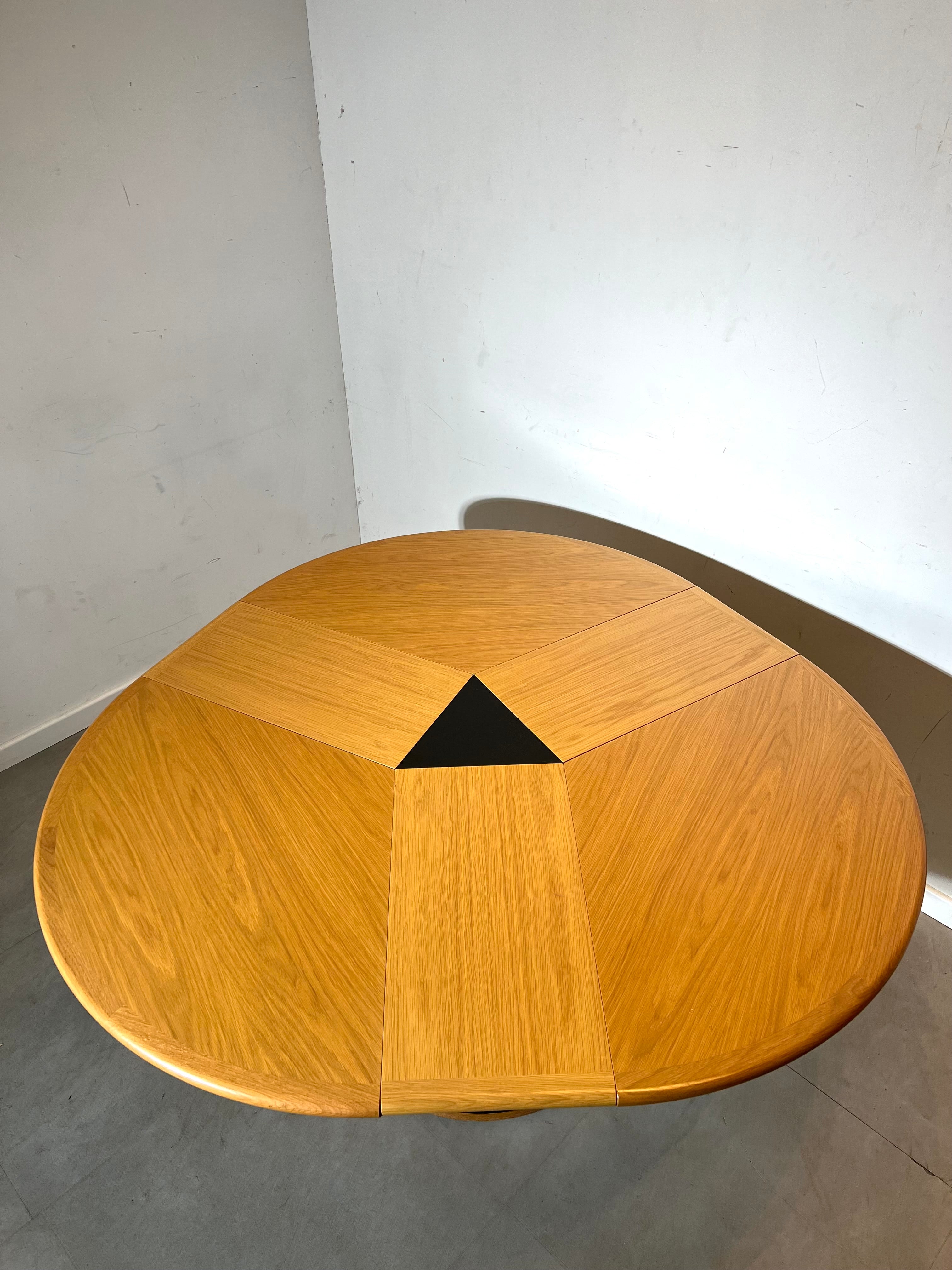 Vanda Watervliet Round Extendable Dining Table