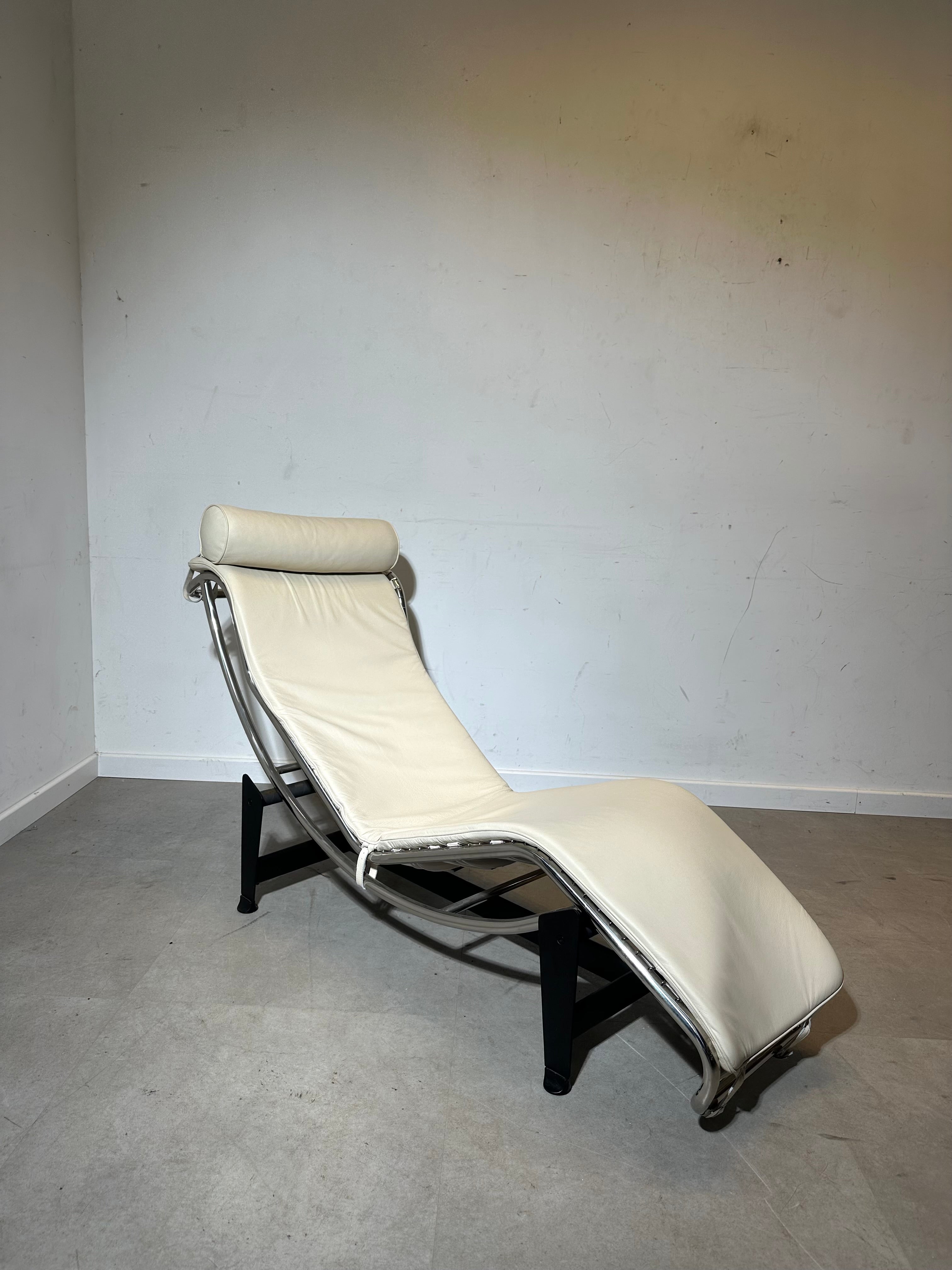 LC4 chaise longue – Le Corbusier design – ivory color Replica