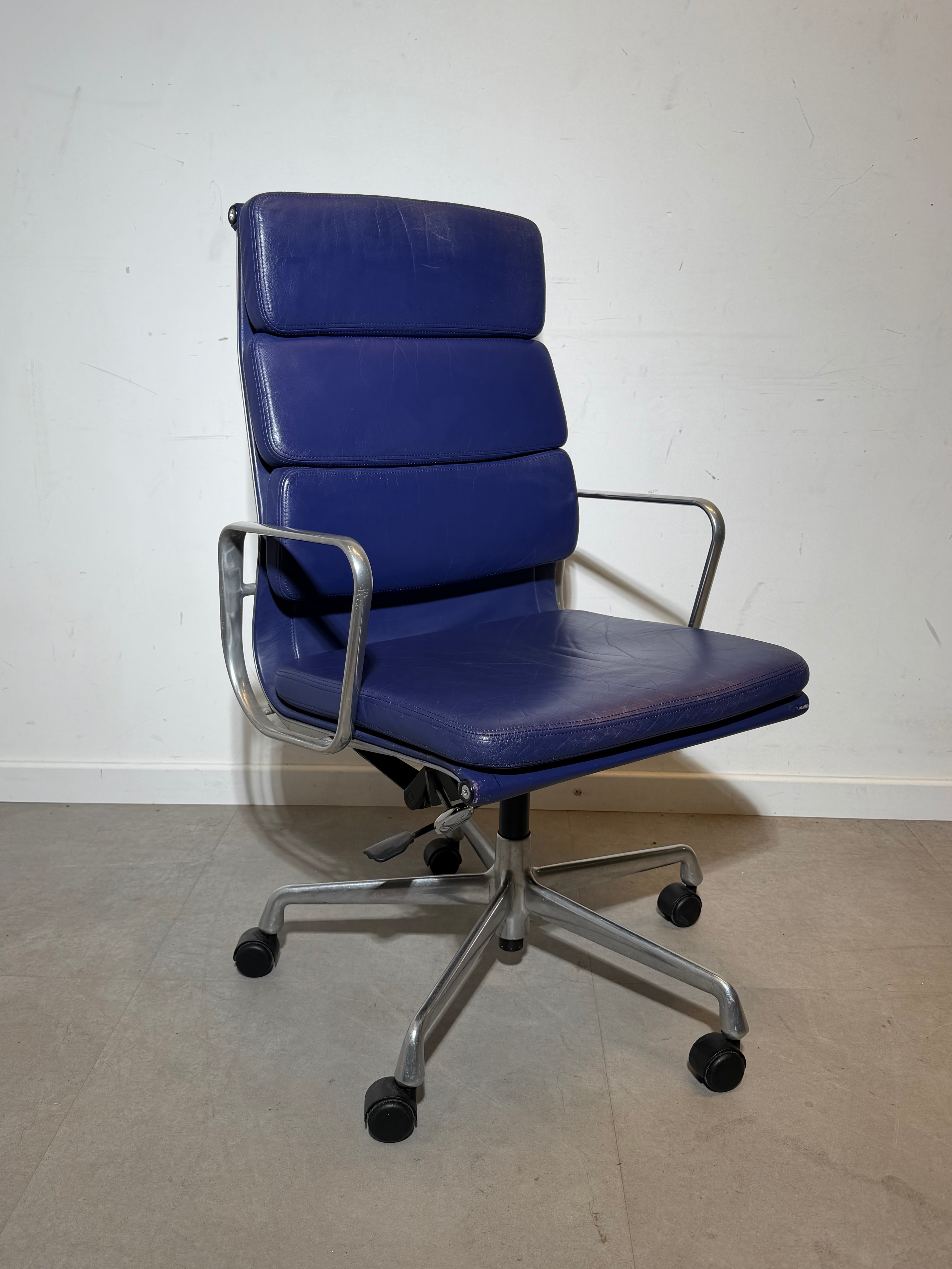Vitra Charles &amp; Ray Eames EA 219 bureaustoel met zachte zitting