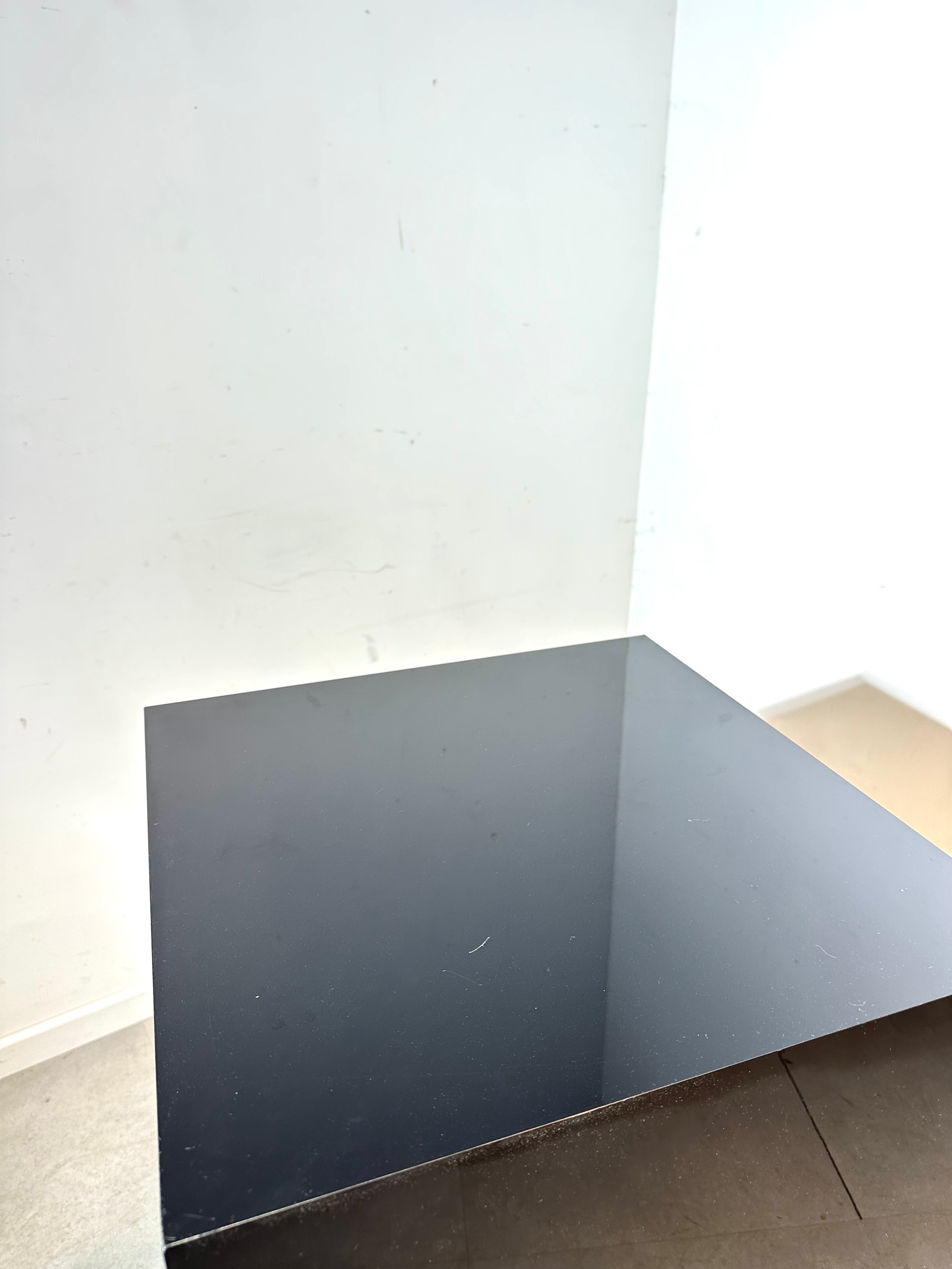 Socle d'exposition noir brillant de Solits