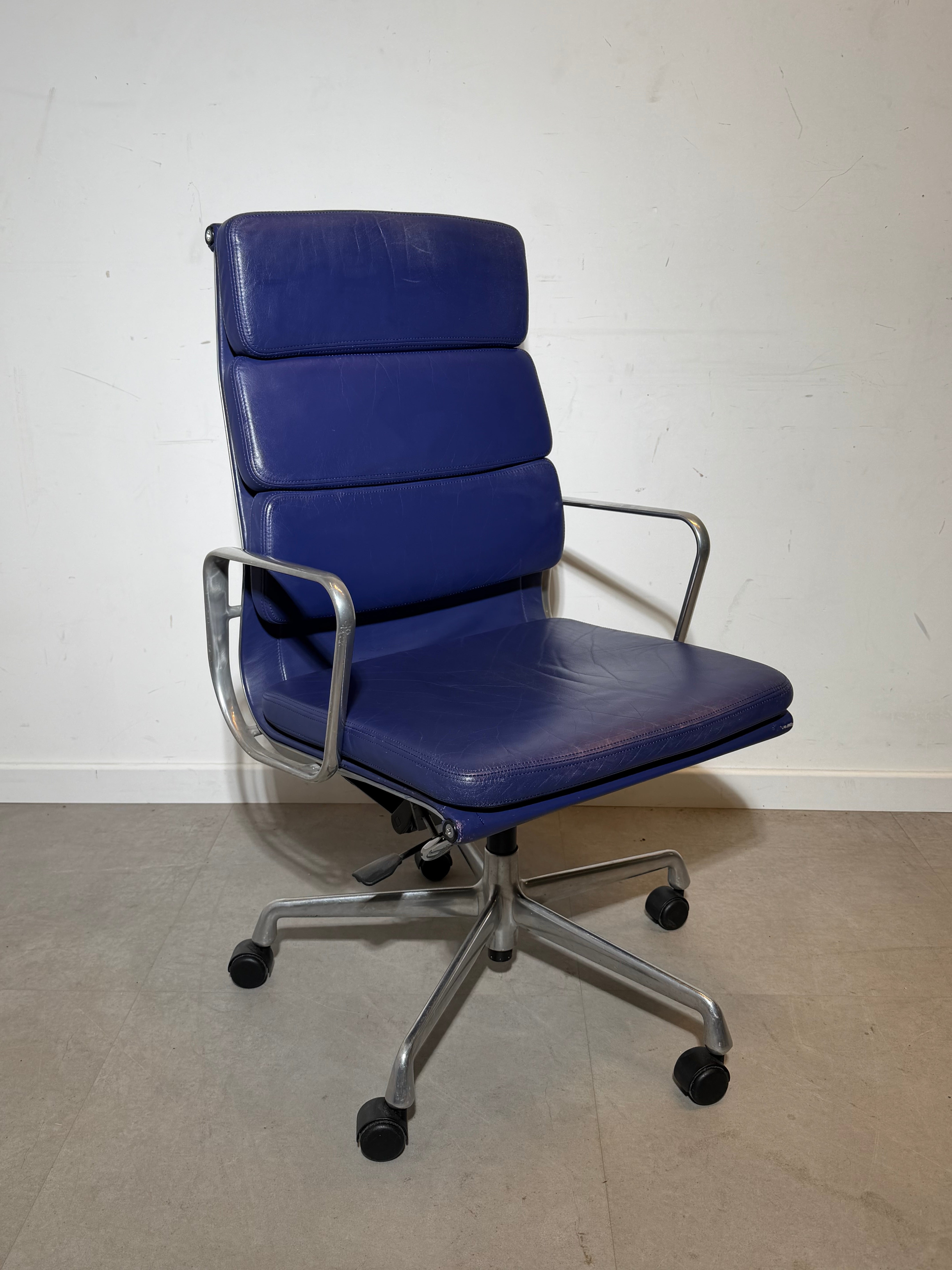 Vitra Charles &amp; Ray Eames EA 219 bureaustoel met zachte zitting