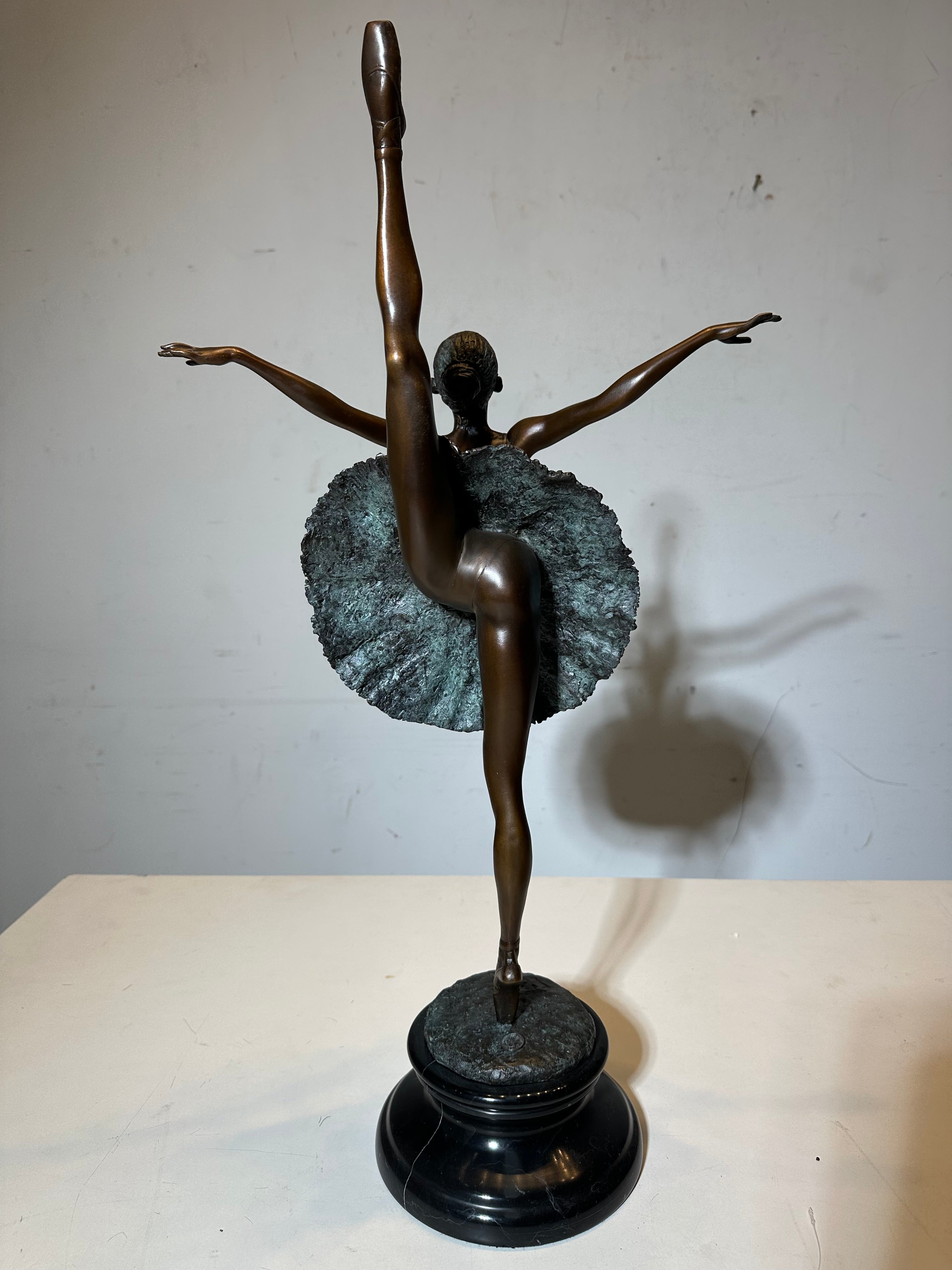 Statue de ballerine en bronze