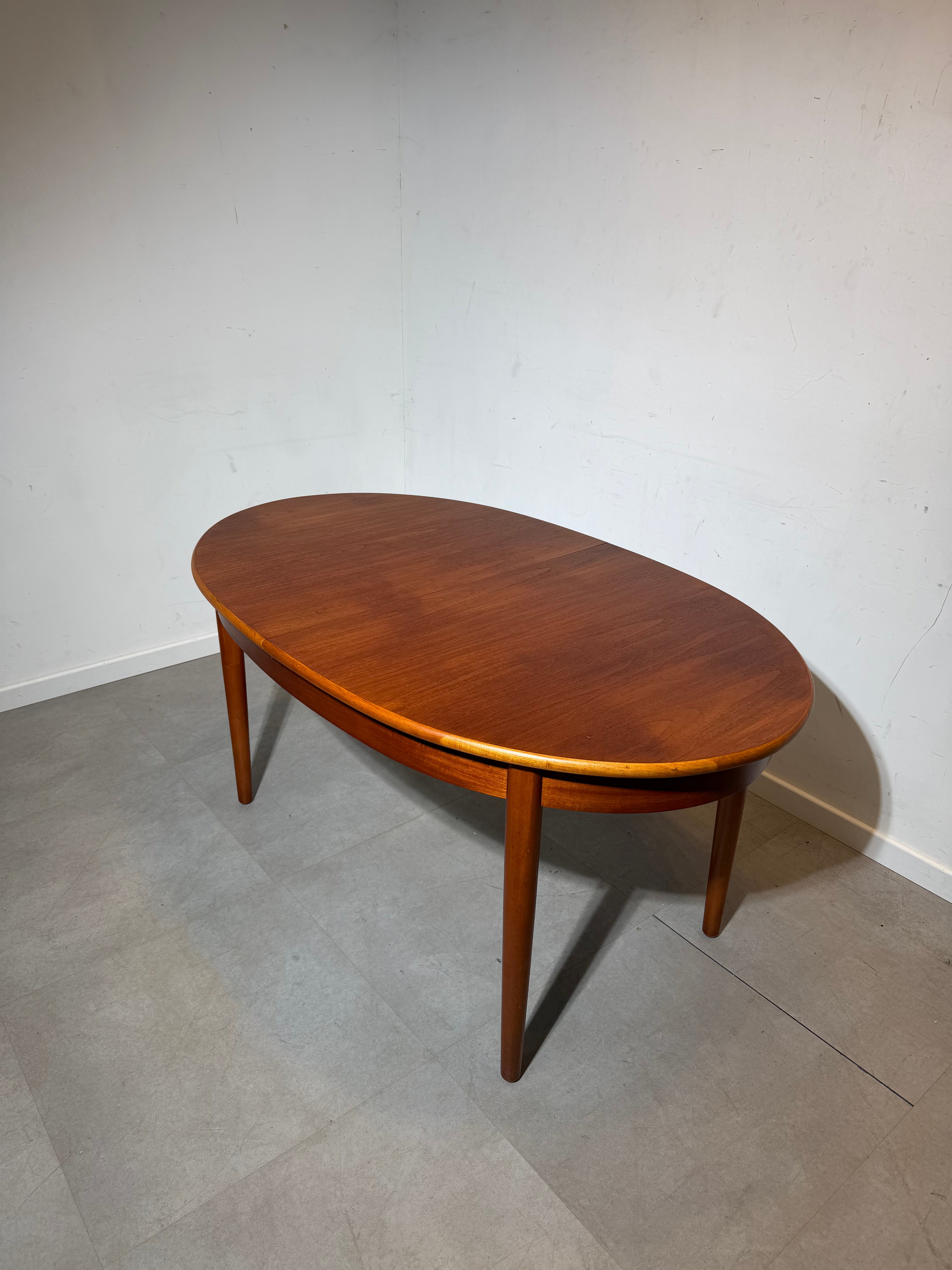 Vintage ovale uitschuifbare teakhouten eettafel – Mid-Century Modern