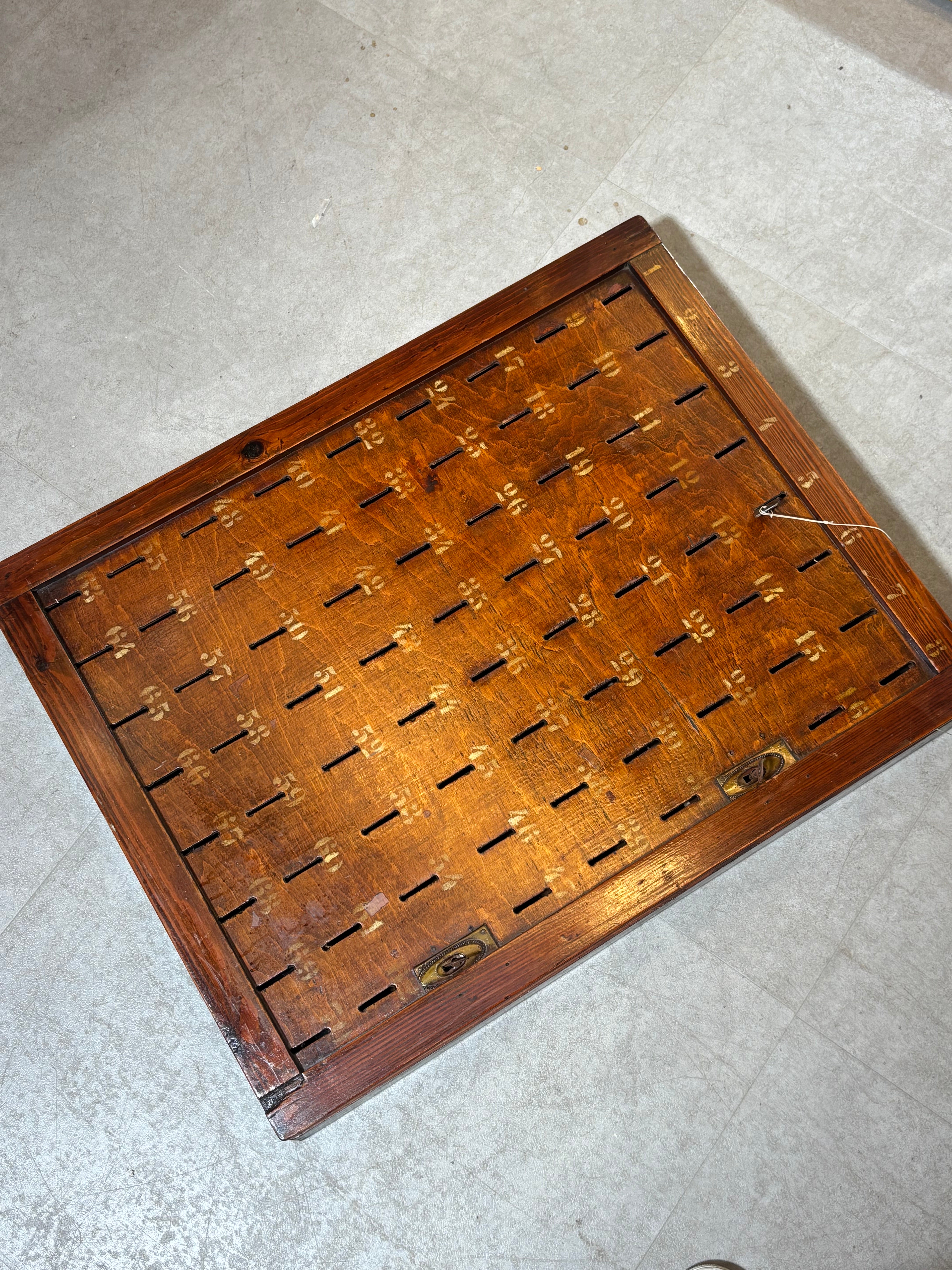 Antieke houten café spaarkast