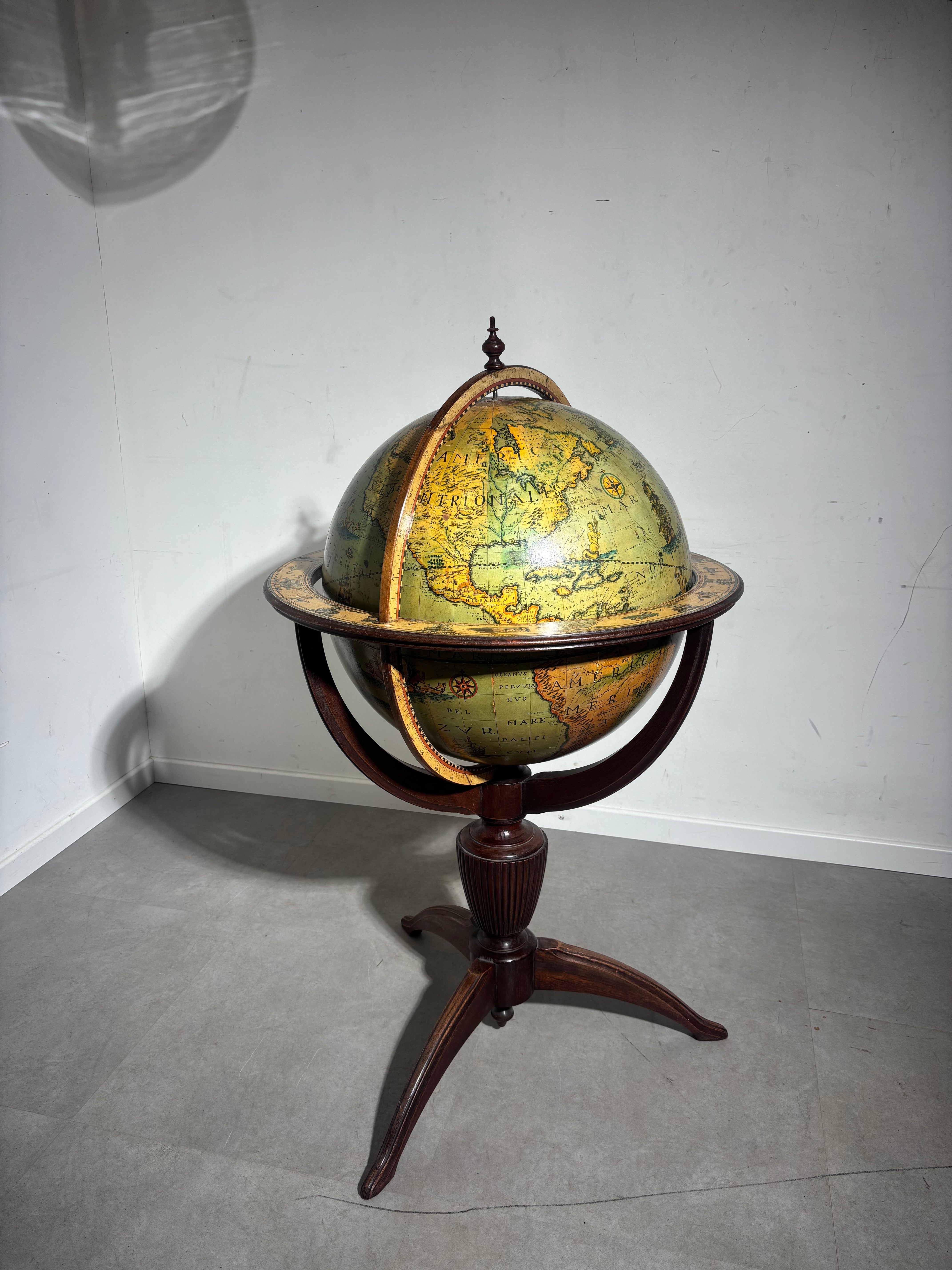 Aardse bibliotheekbol op sokkel