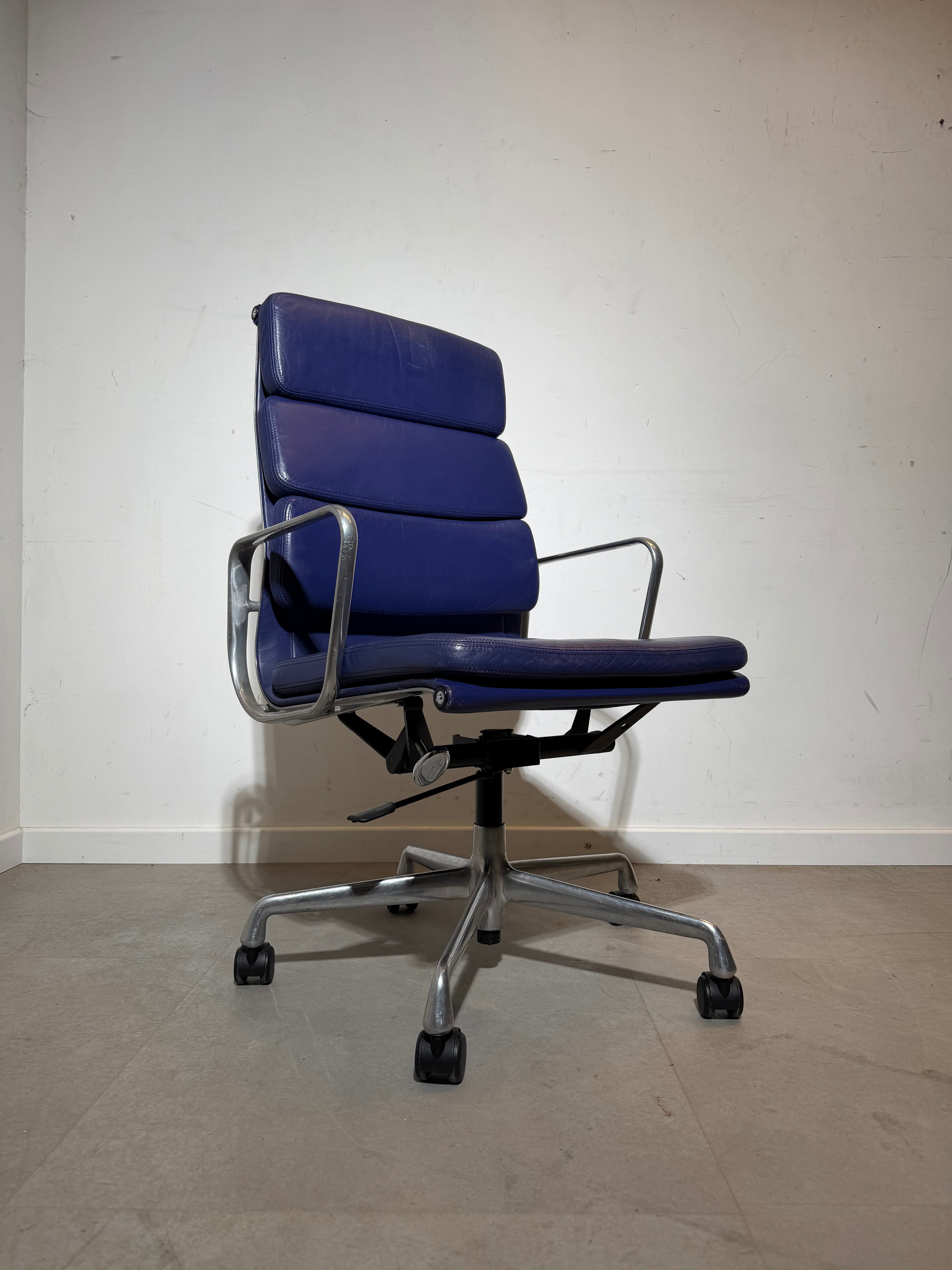 Vitra Charles &amp; Ray Eames EA 219 bureaustoel met zachte zitting