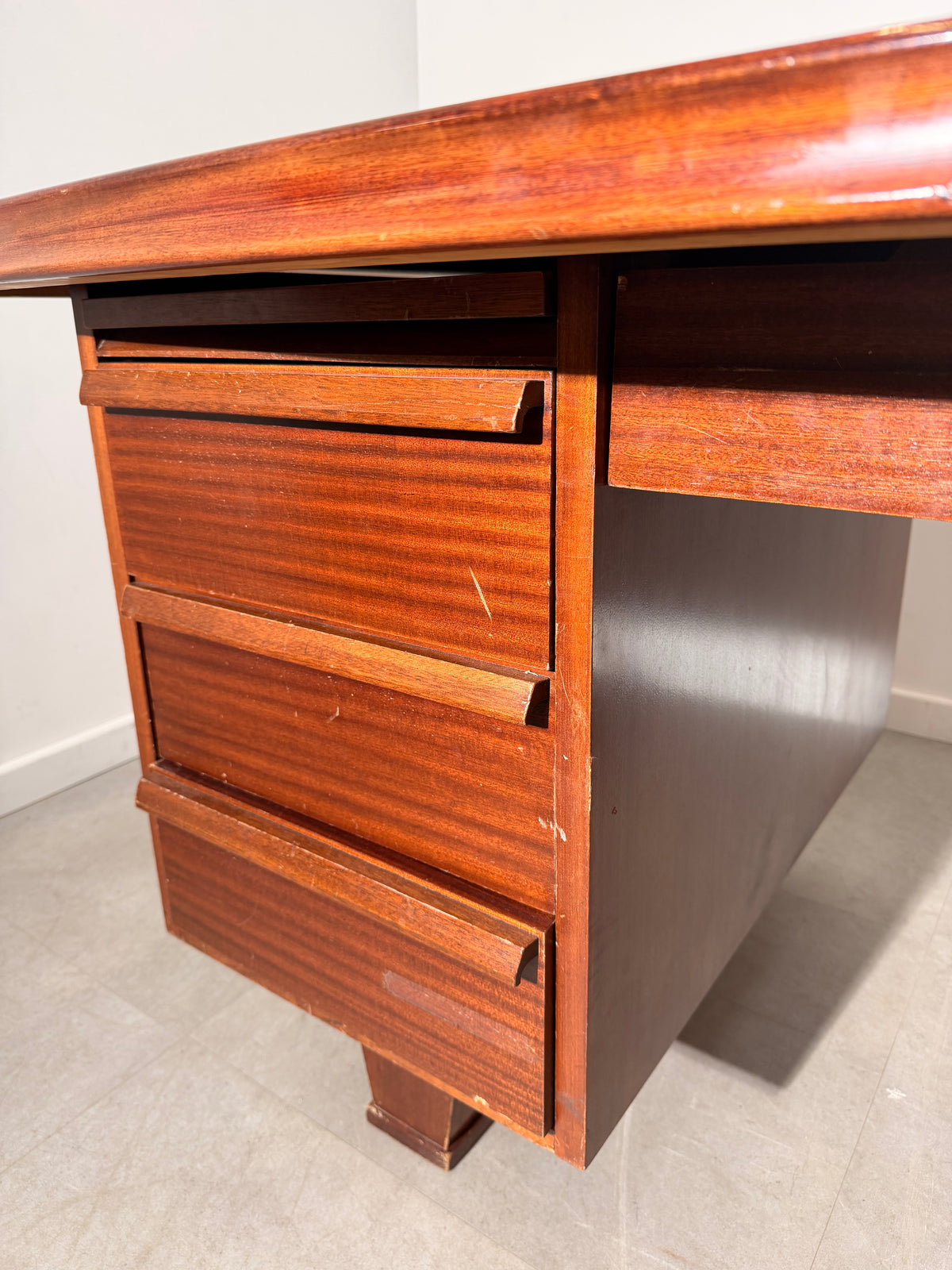 Vintage Executive Desk in Mahogany