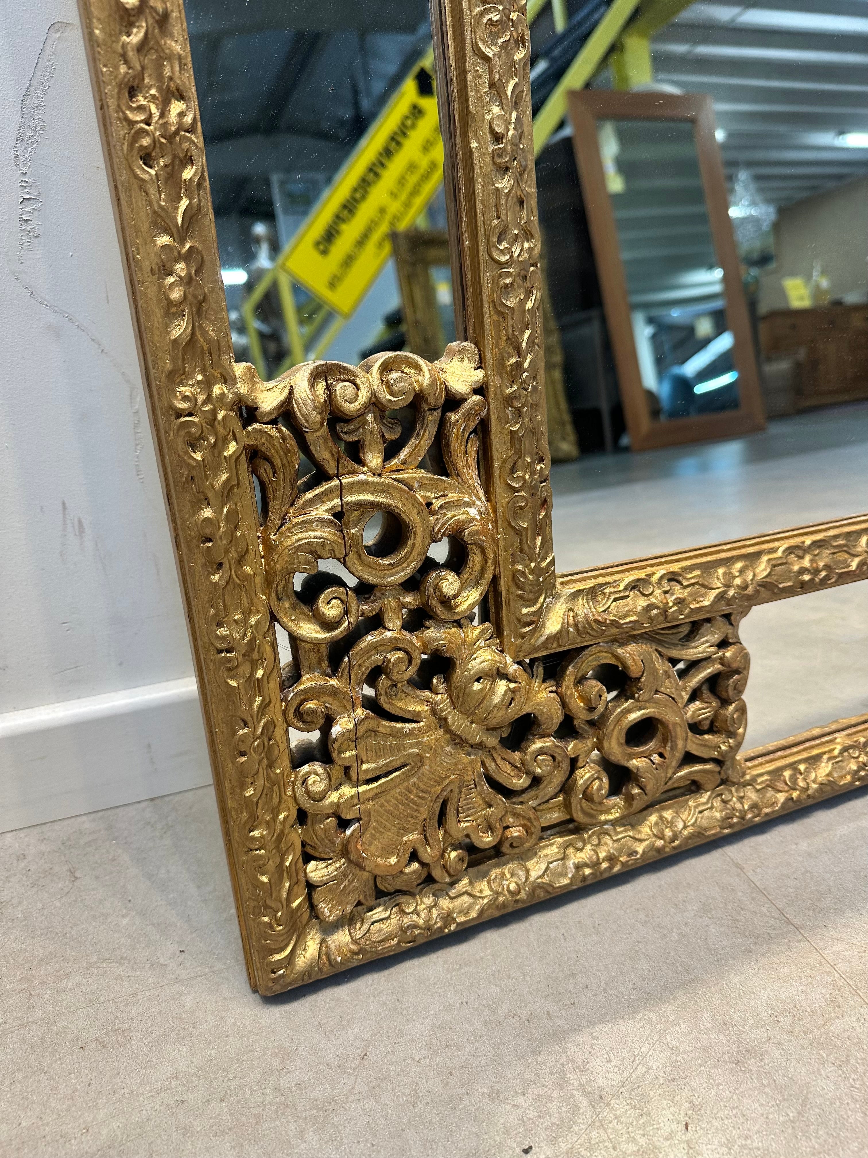 Miroir doré de style antique