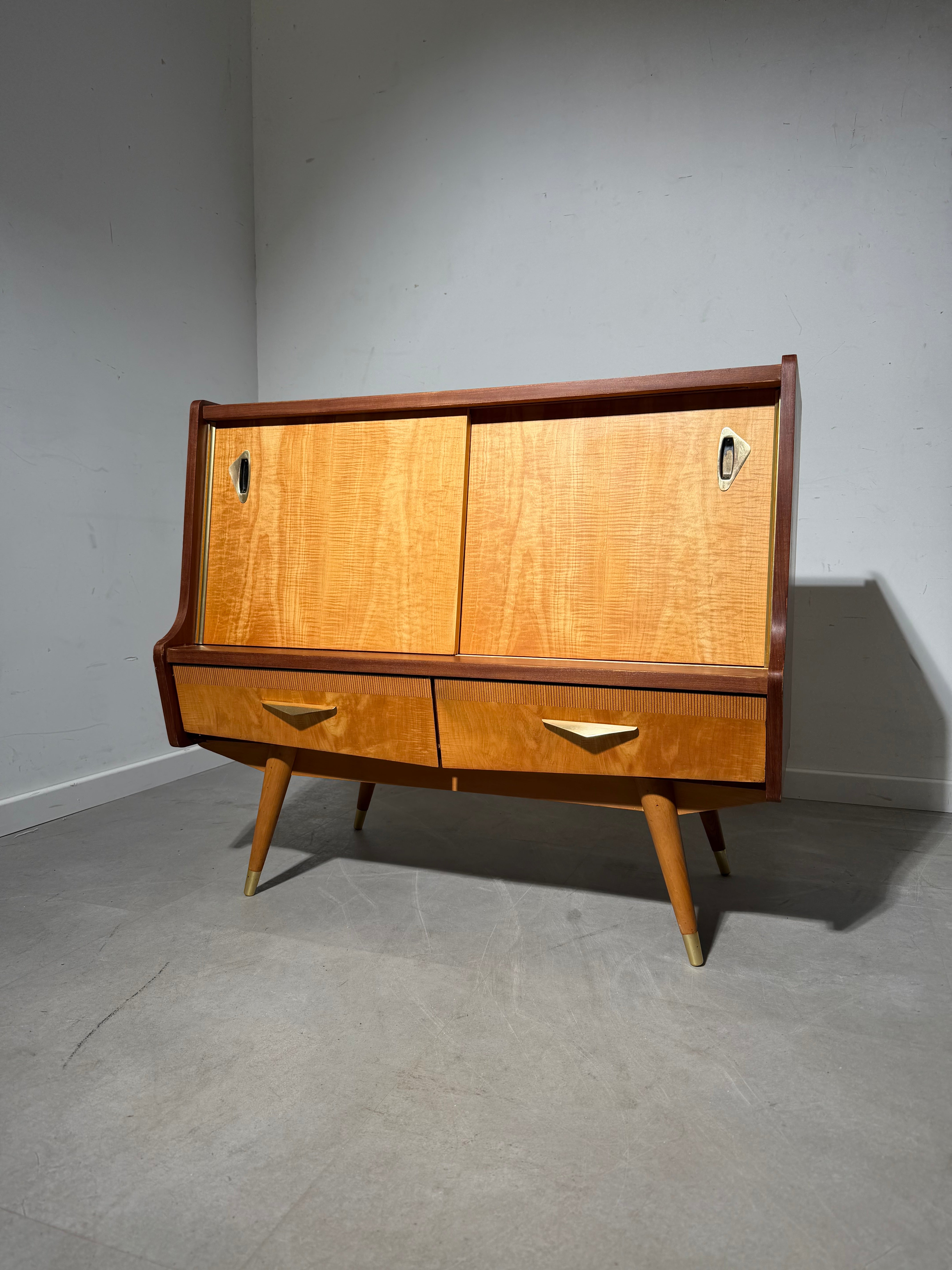 Vintage Rockabilly Sideboard – 1950s Mid-Century Cabinet – Two-Tone Wood – 101 x 90 x 52 cm