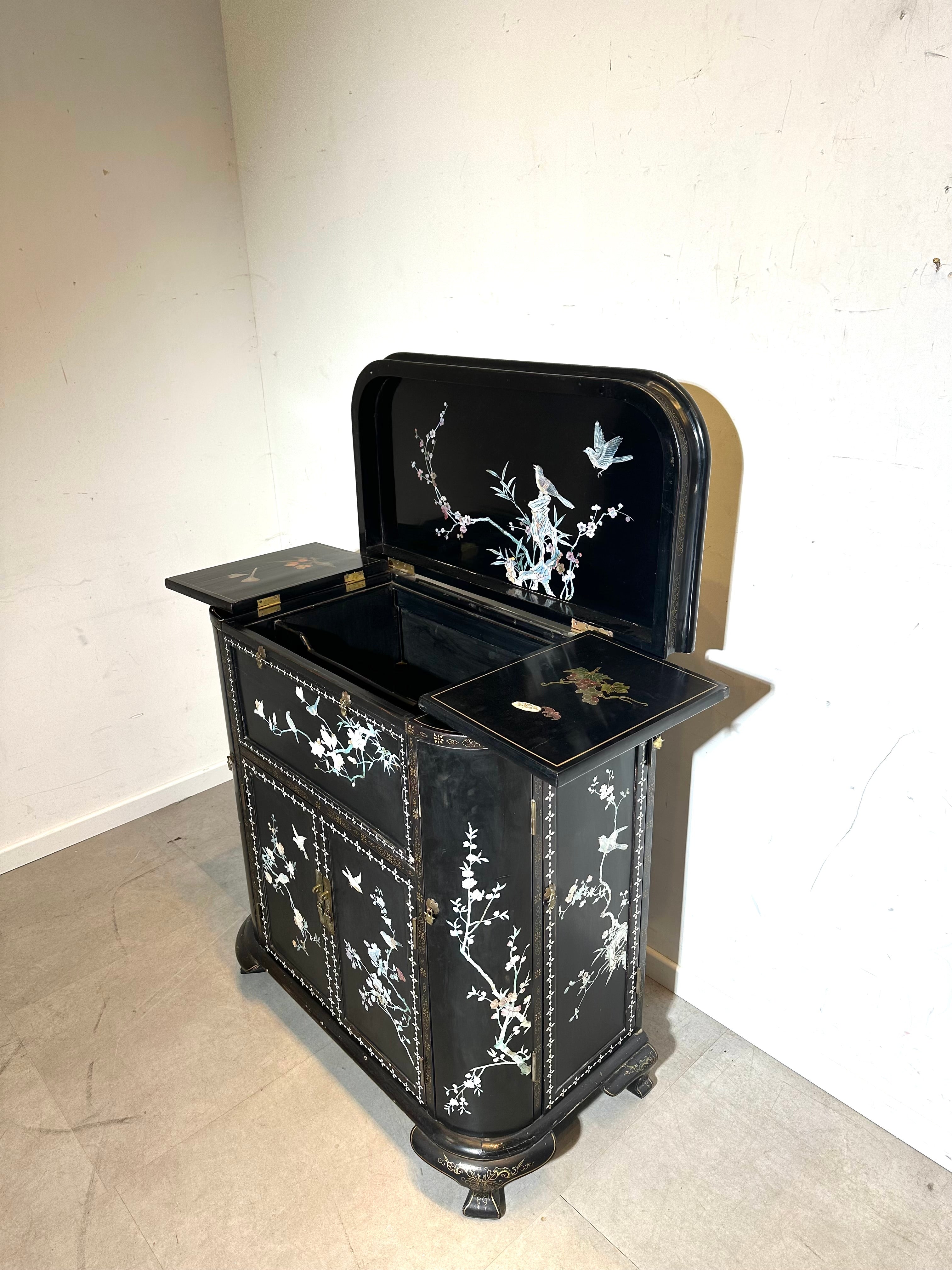 Cabinet laqué asiatique ancien