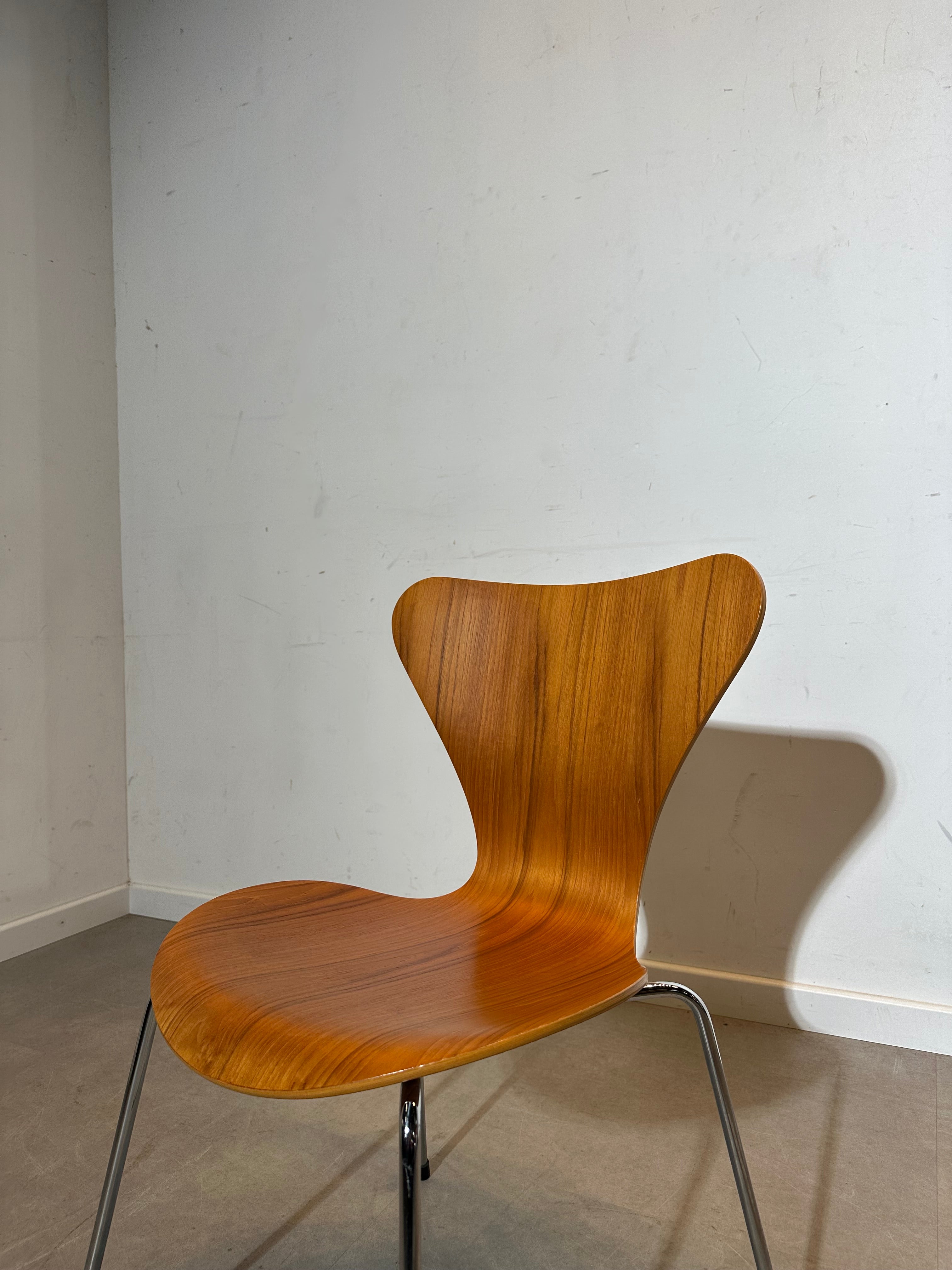 Fritz Hansen Series 7 Chairs – Set of 6 (1993 Edition) – Teak Veneer