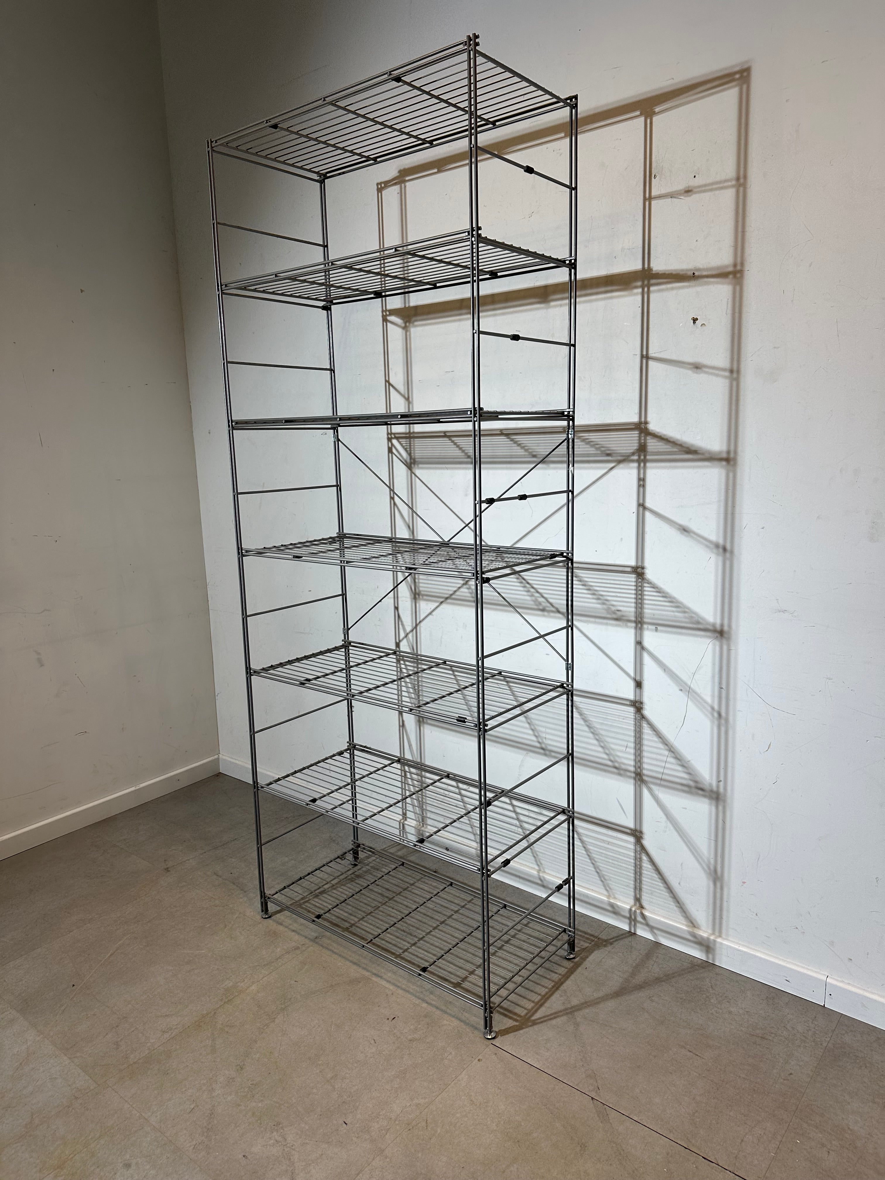 Petite étagère industrielle en fil métallique