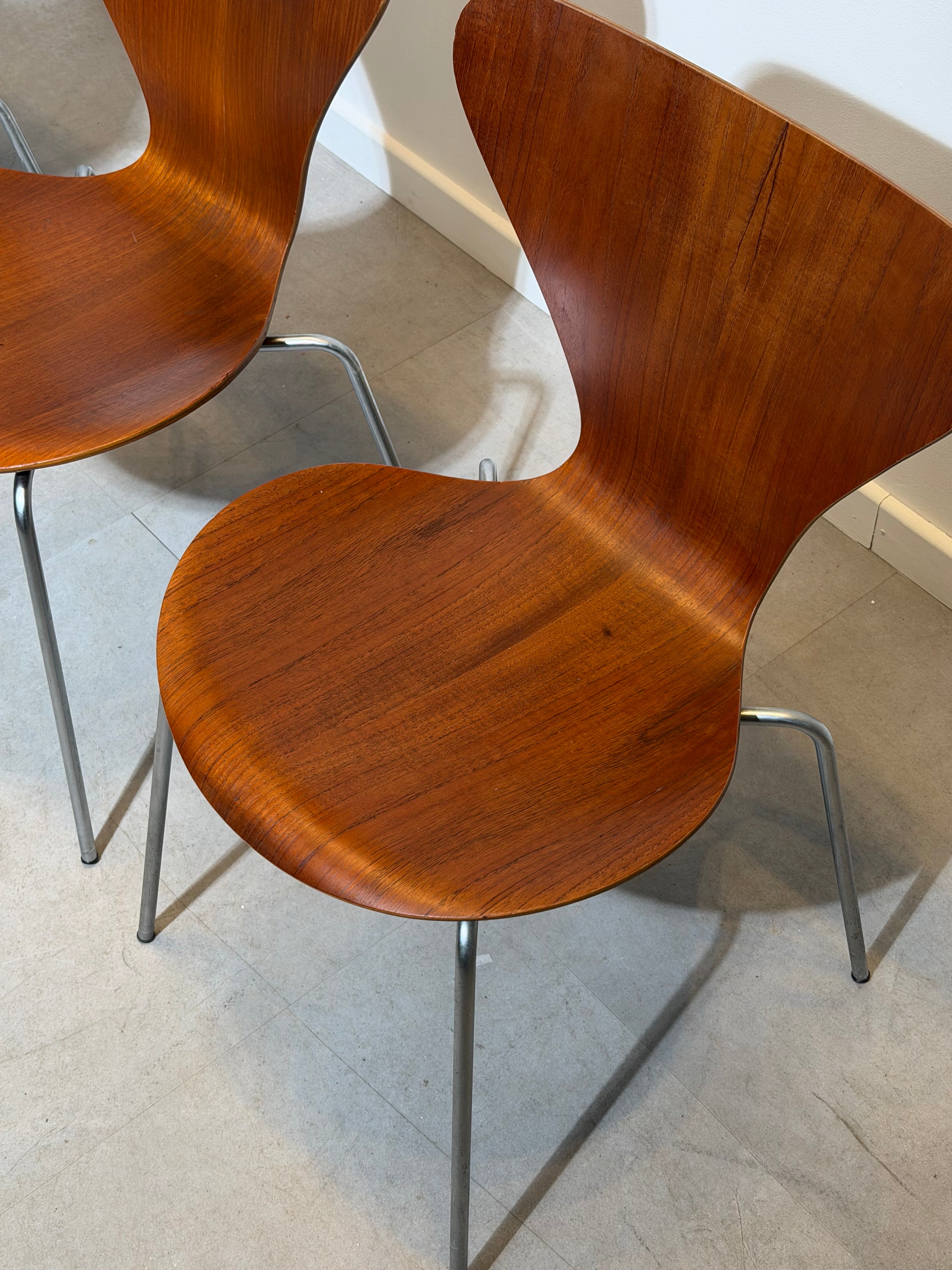 Set of Four Vintage Fritz Hansen Series 7 Dining Chairs – Teak Veneer – Arne Jacobsen – 1969