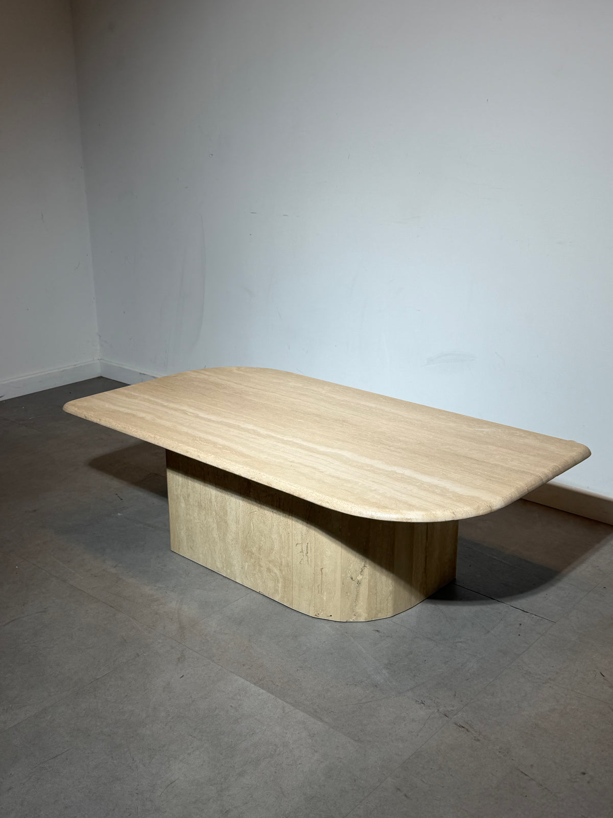 Table basse en travertin avec piètement central arrondi