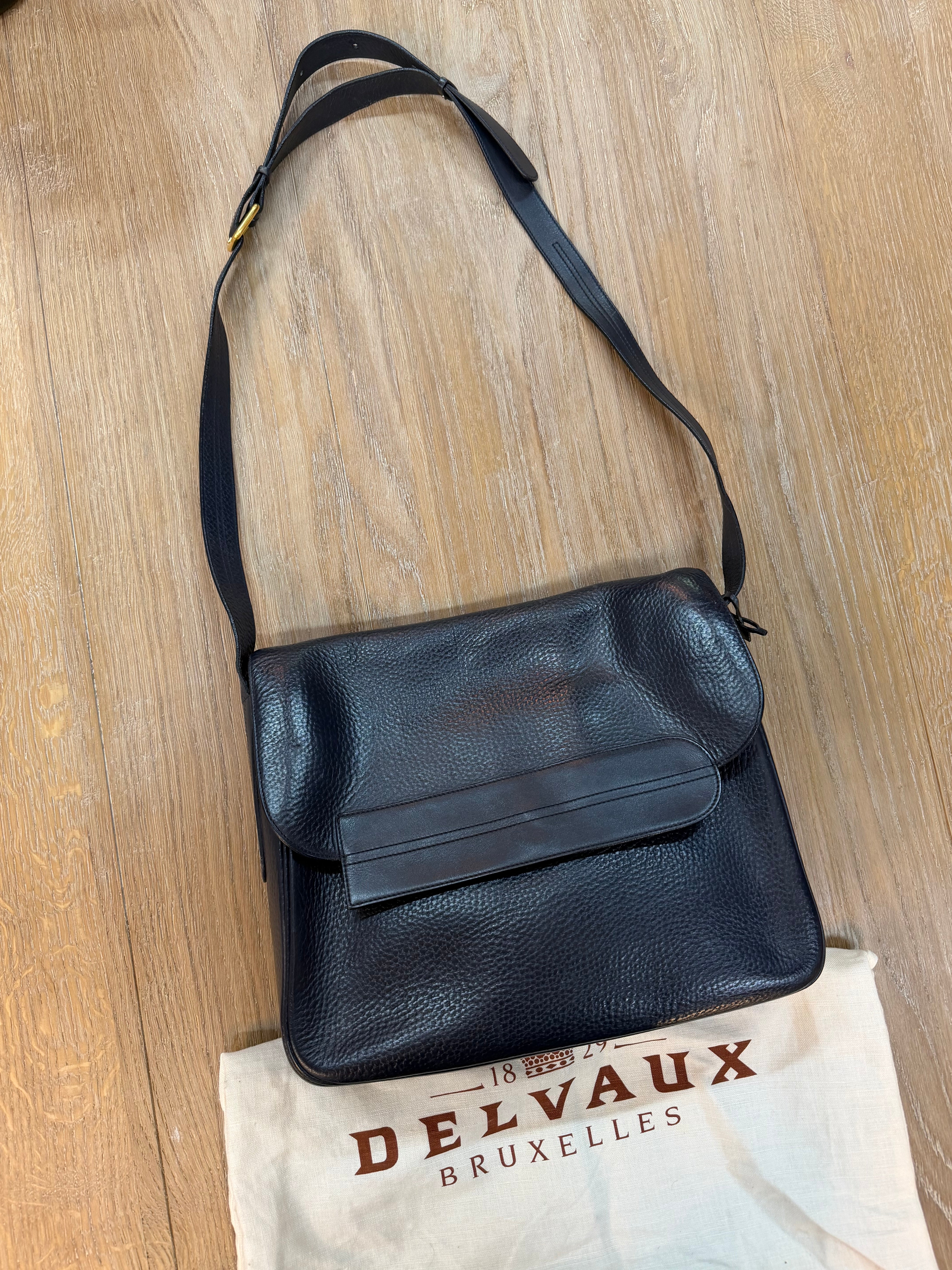 Delvaux Large Crossbody / Laptop Bag – Black Leather – 34 x 30 cm