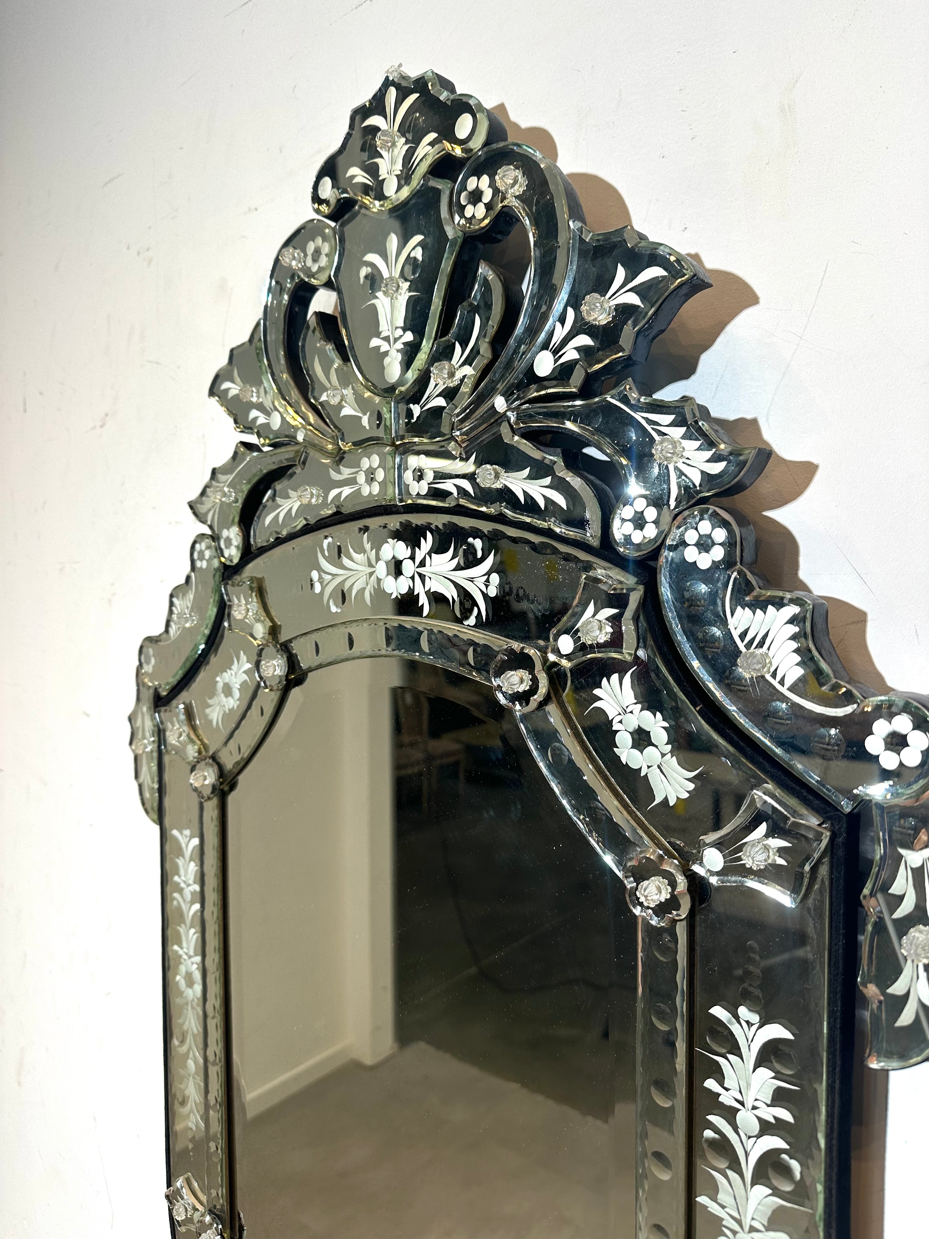 Venetiaanse geëtste spiegel met sierlijk wapen