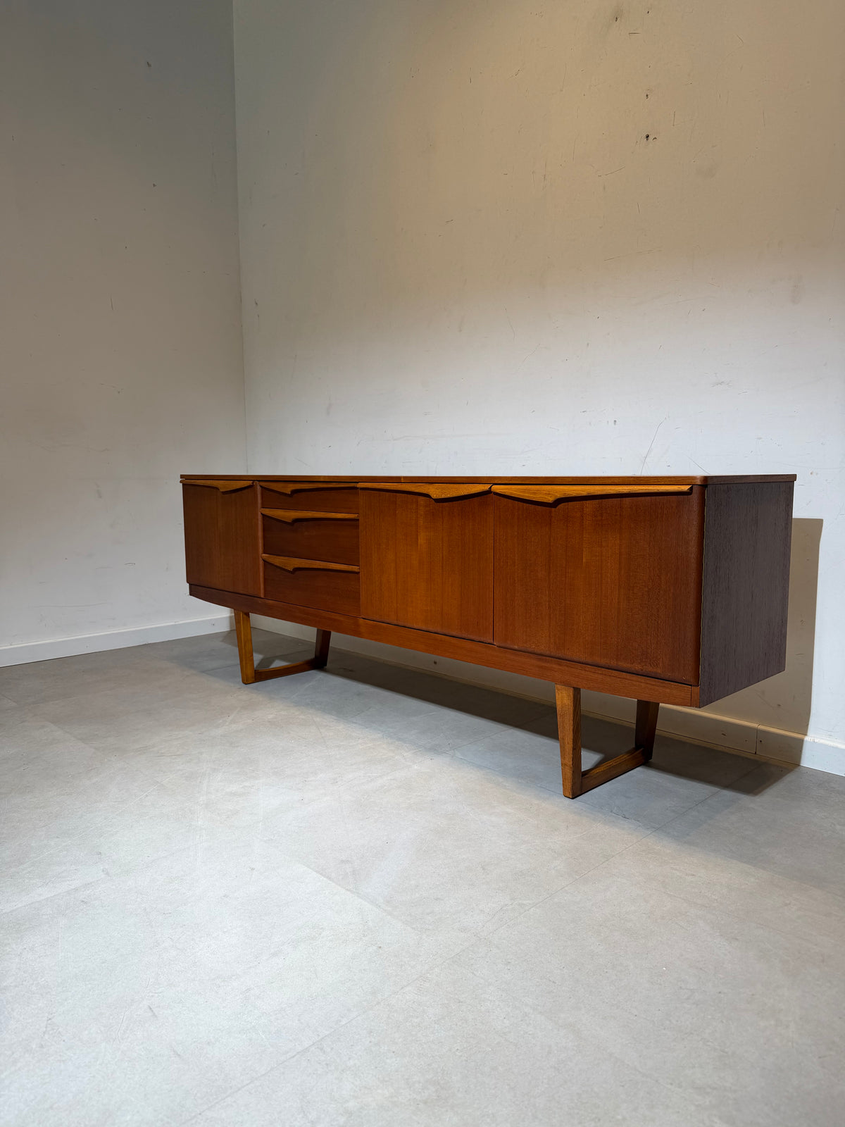 Stonehill Teakhouten Buffetskast – Brits Modern Mid-Century Design