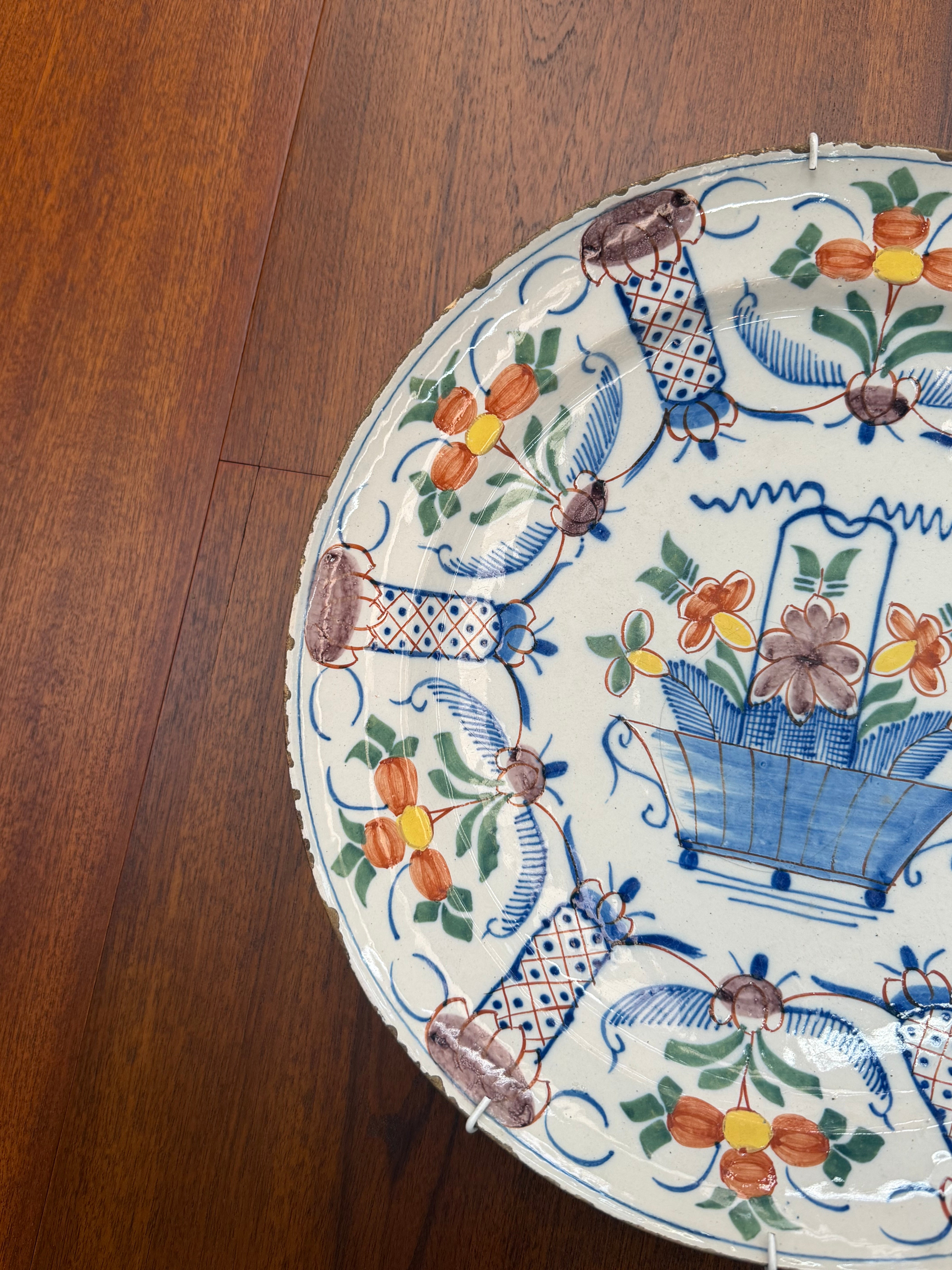 Old Delft Polychrome Charger Plate by Jan van der Laan – Louis XIV Motif, Early 18th Century