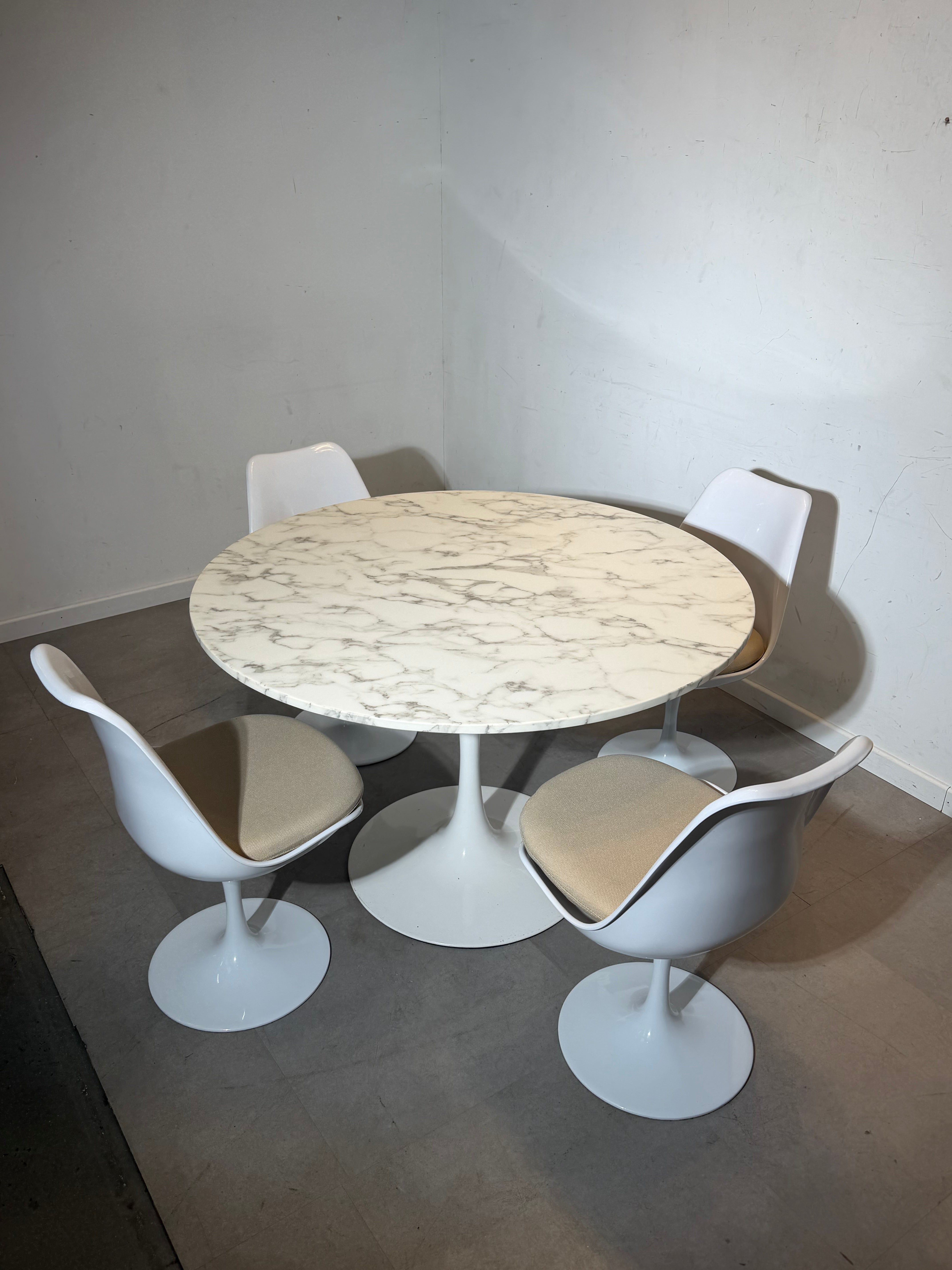 Tulip marble dining table with 4 chairs – Ø120 cm