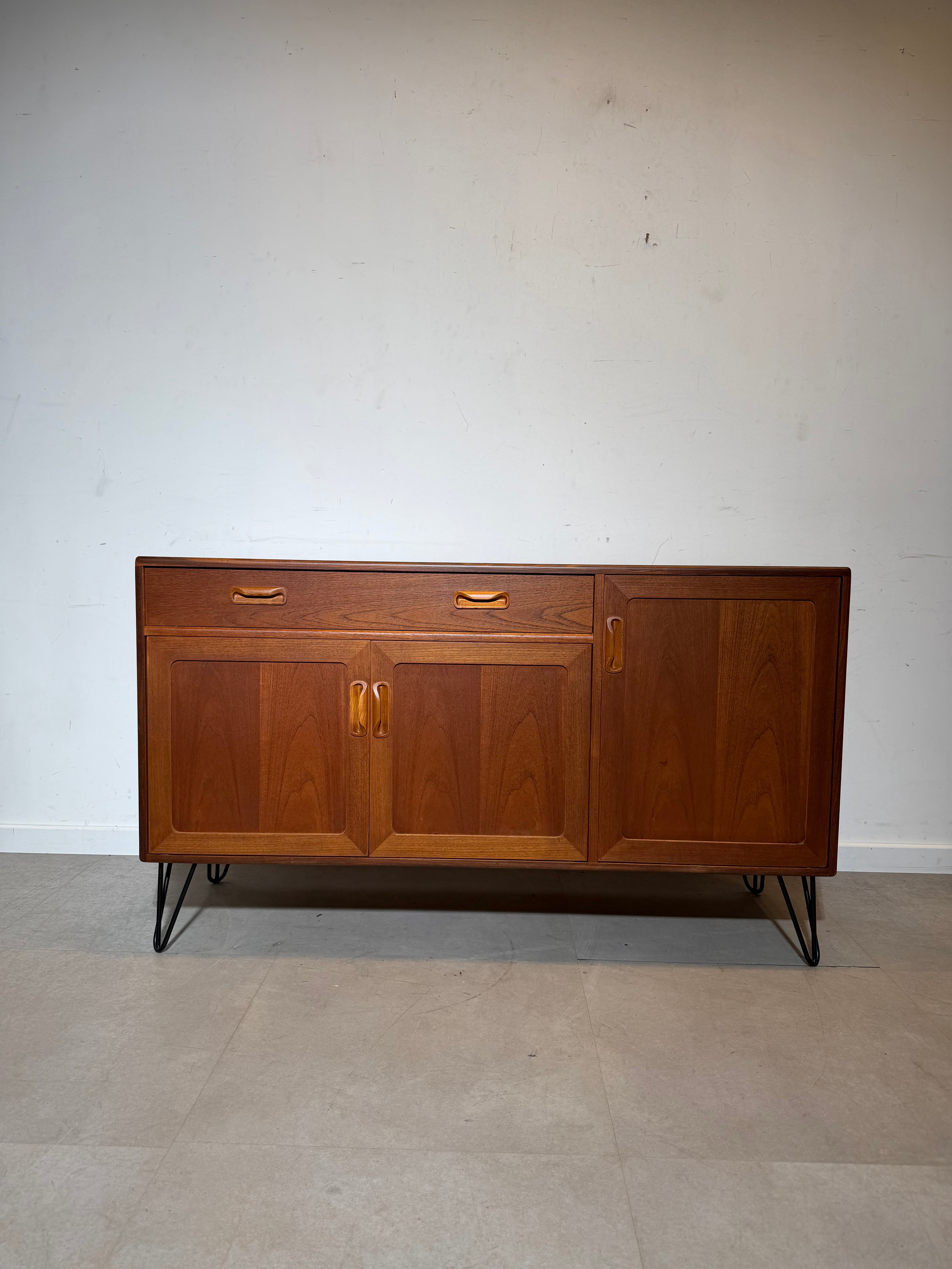 Buffet G-Plan en teck sur pieds épingle – Style moderne du milieu du siècle