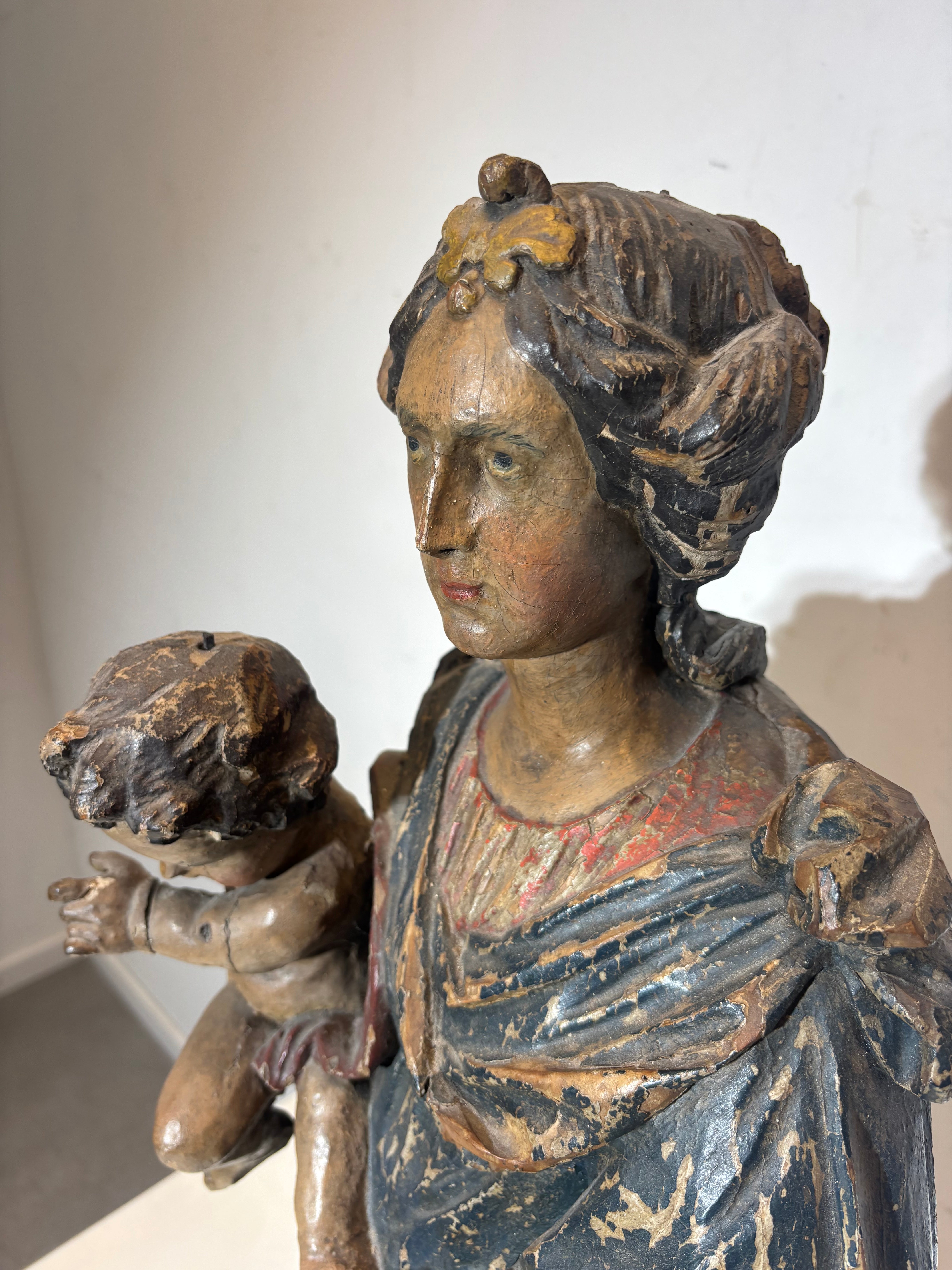 18e-eeuwse polychrome eikenhouten Madonna met Kind