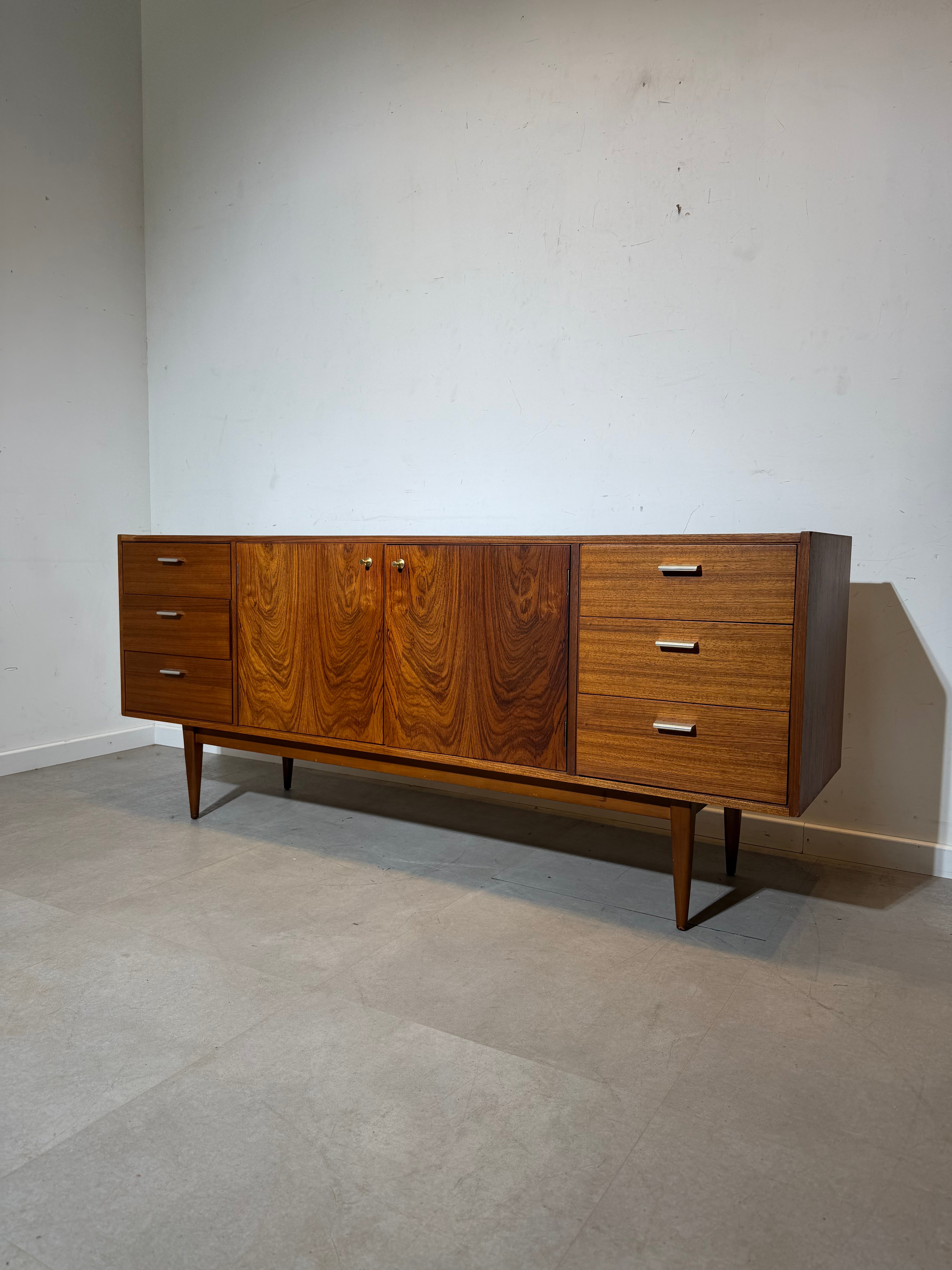 Buffet scandinave en palissandre et teck, style milieu du XXe siècle (années 1960).