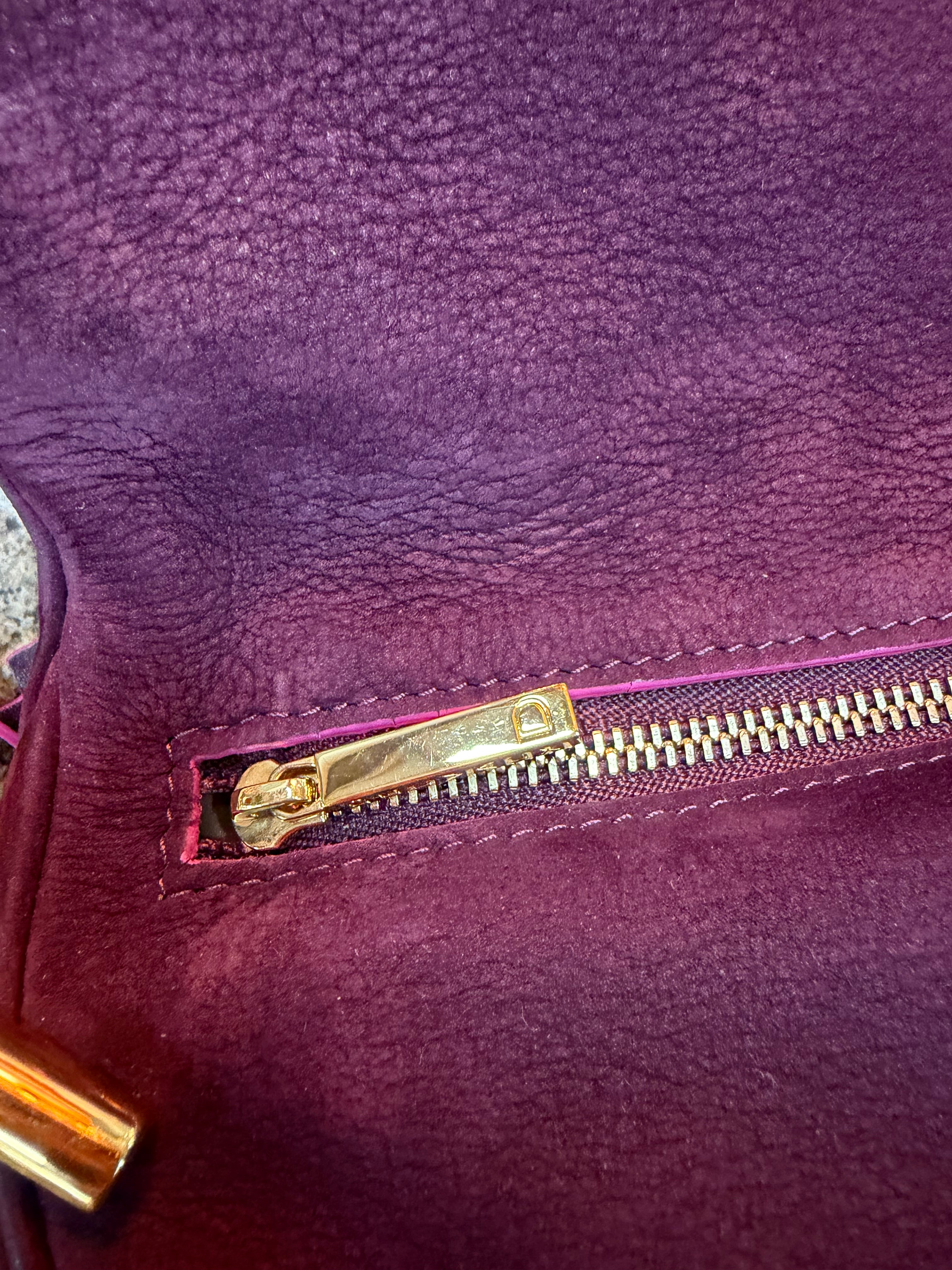 Sac Delvaux Givry en nubuck violet avec détails roses – Fermoir doré – 30 x 24 cm