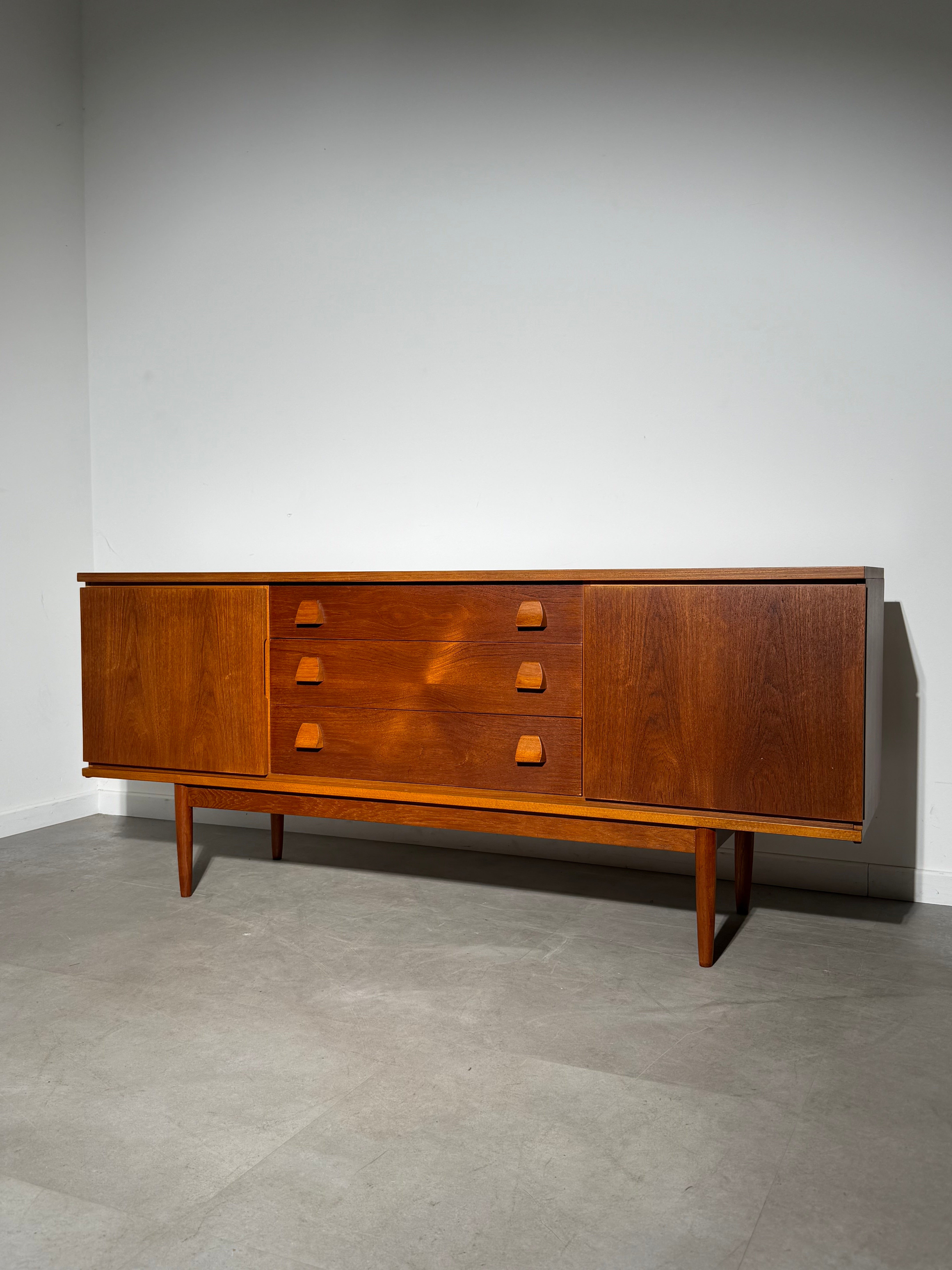 Austinsuite Teak Sideboard – British Mid-Century Modern, 1960s