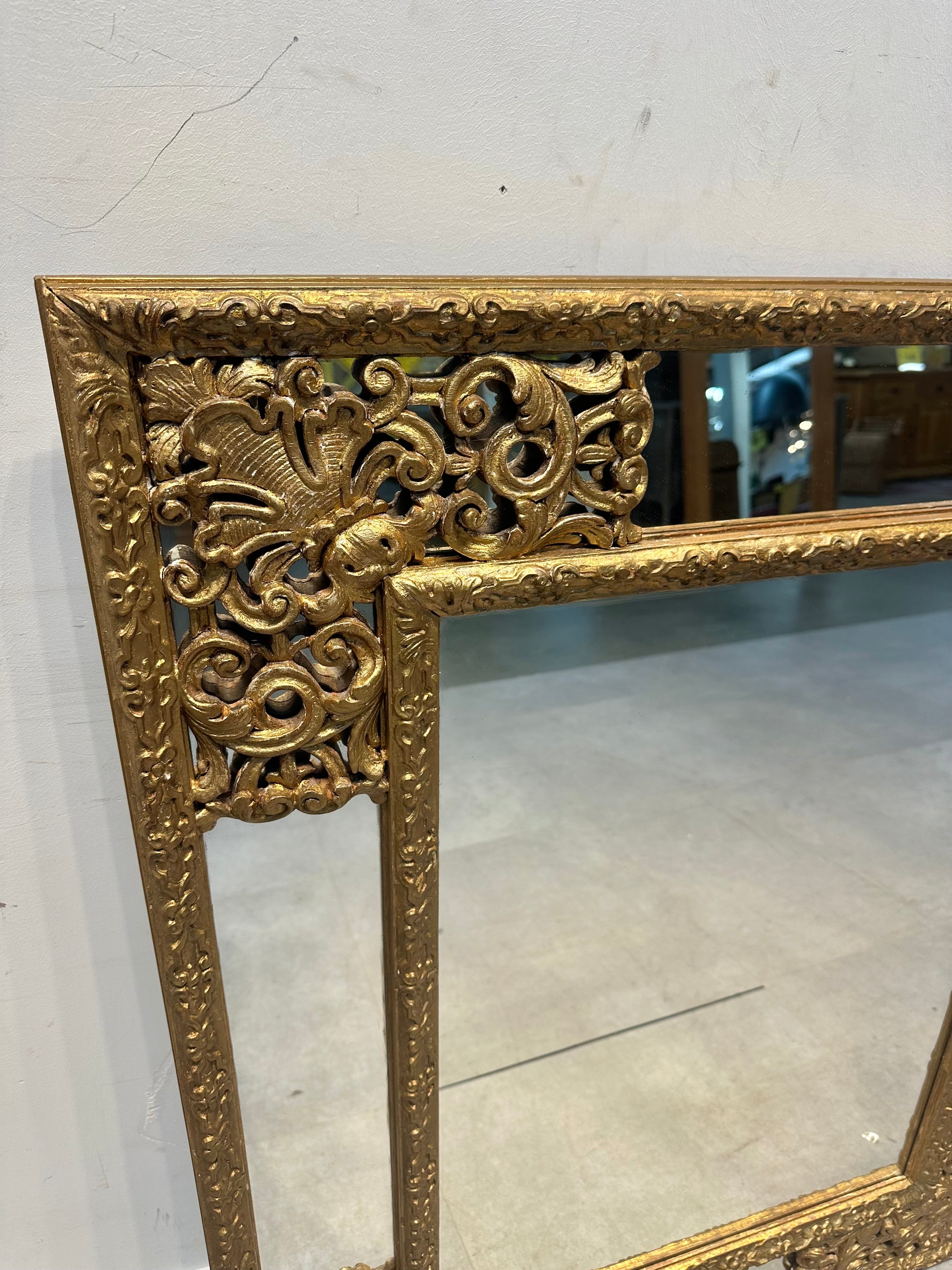 Miroir doré de style antique