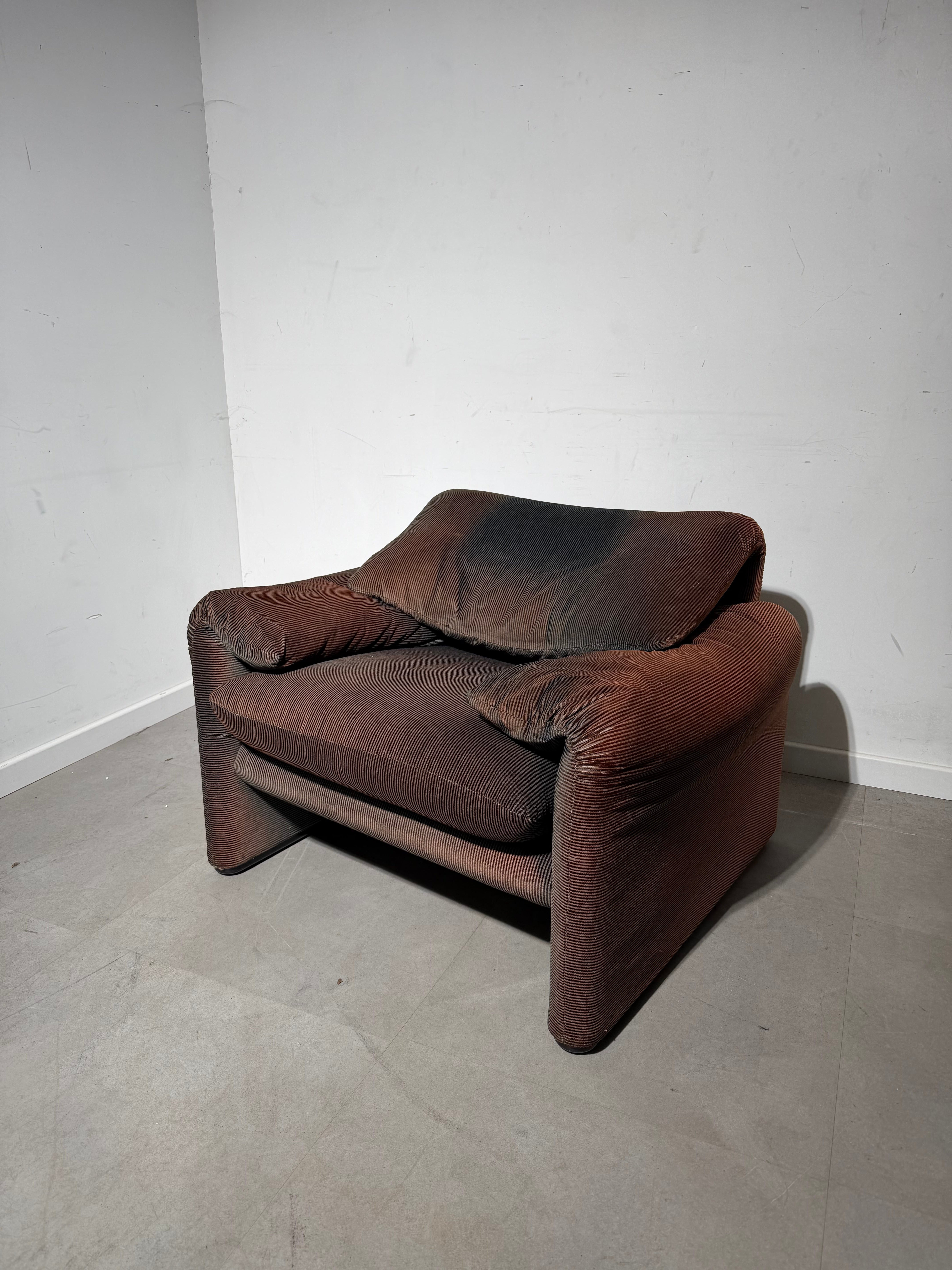 Cassina “Maralunga” One-Seater – Iconic Design with Sun-Kissed Patina