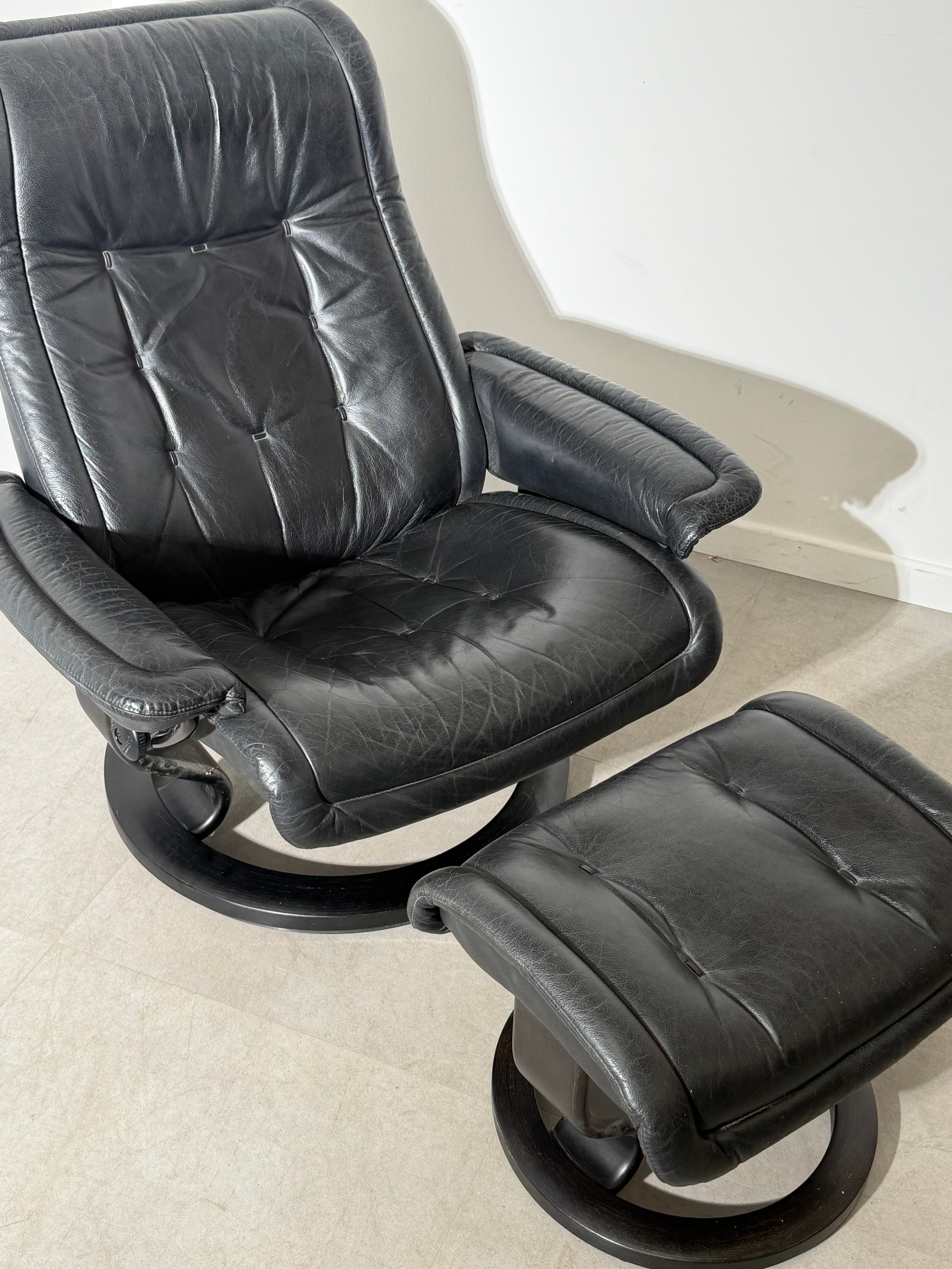 Stressless Black Relaxchair with Ottoman