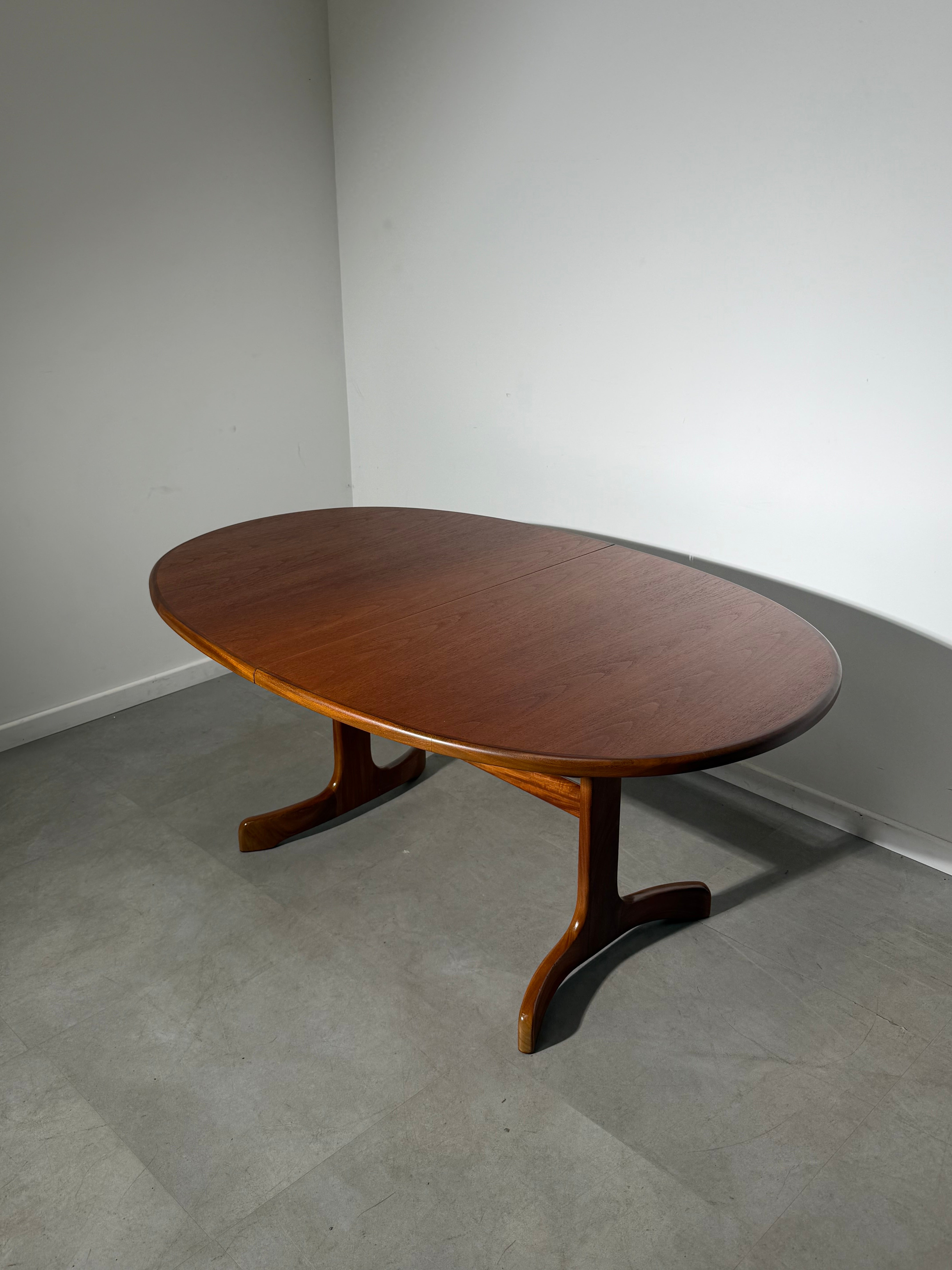 G-Plan “Whale Tail” Extendable Teak Dining Table – Mid-Century Modern