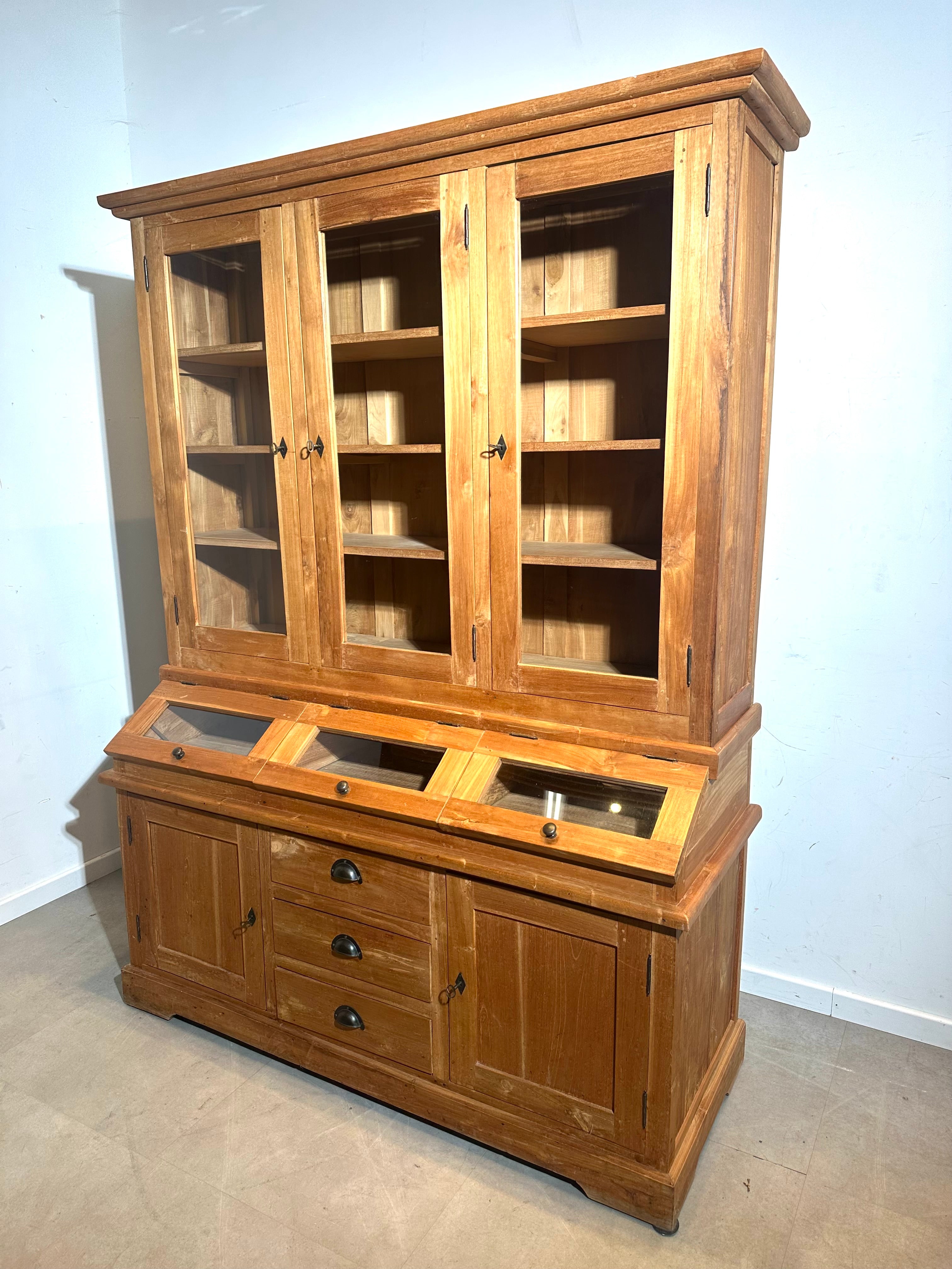 Teakhouten vitrinekast met glazen vakken