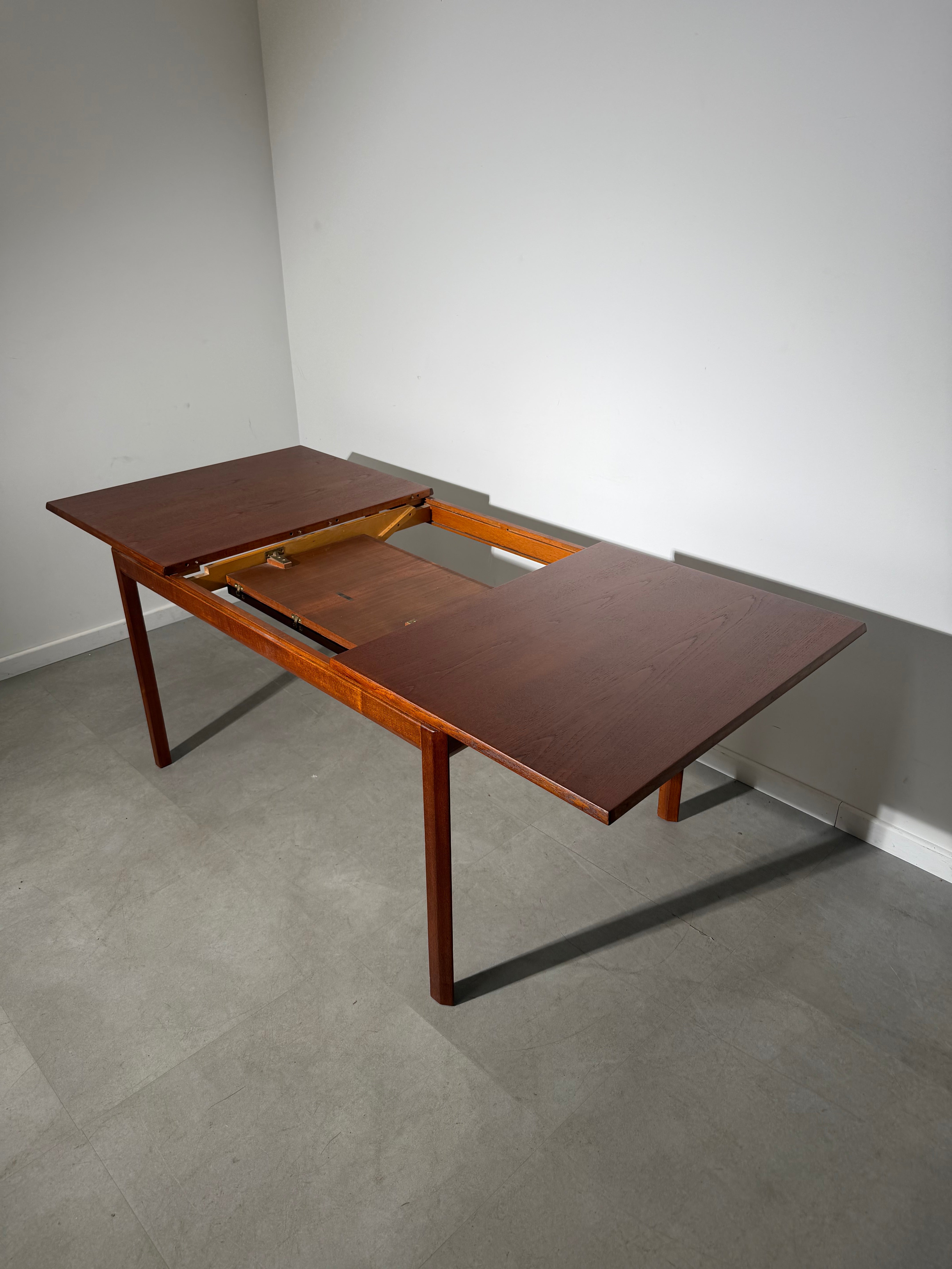 White & Newton Extendable Teak Dining Table – British Mid-Century Modern, 1960s