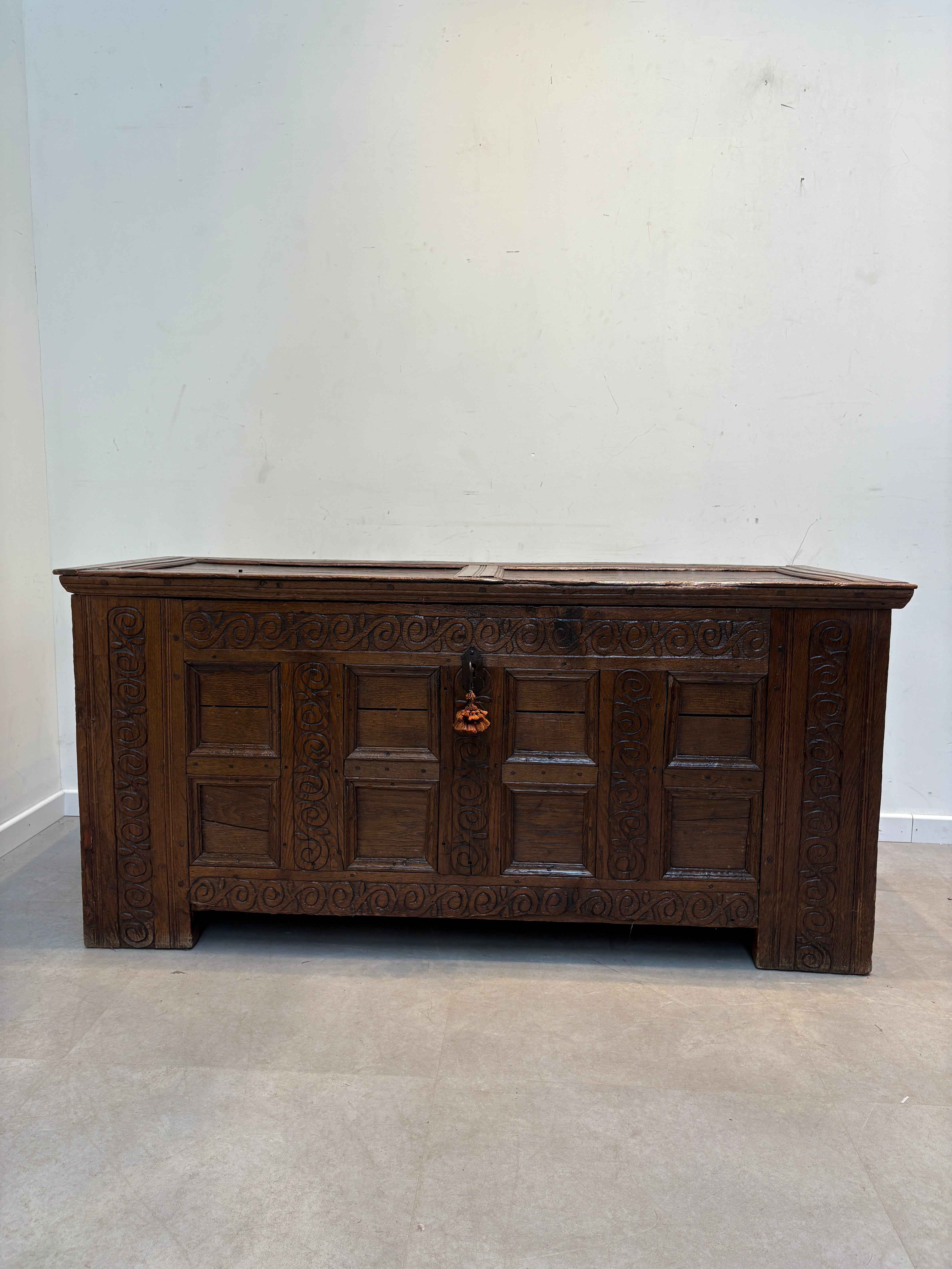 Coffre ancien en chêne du XIXe siècle