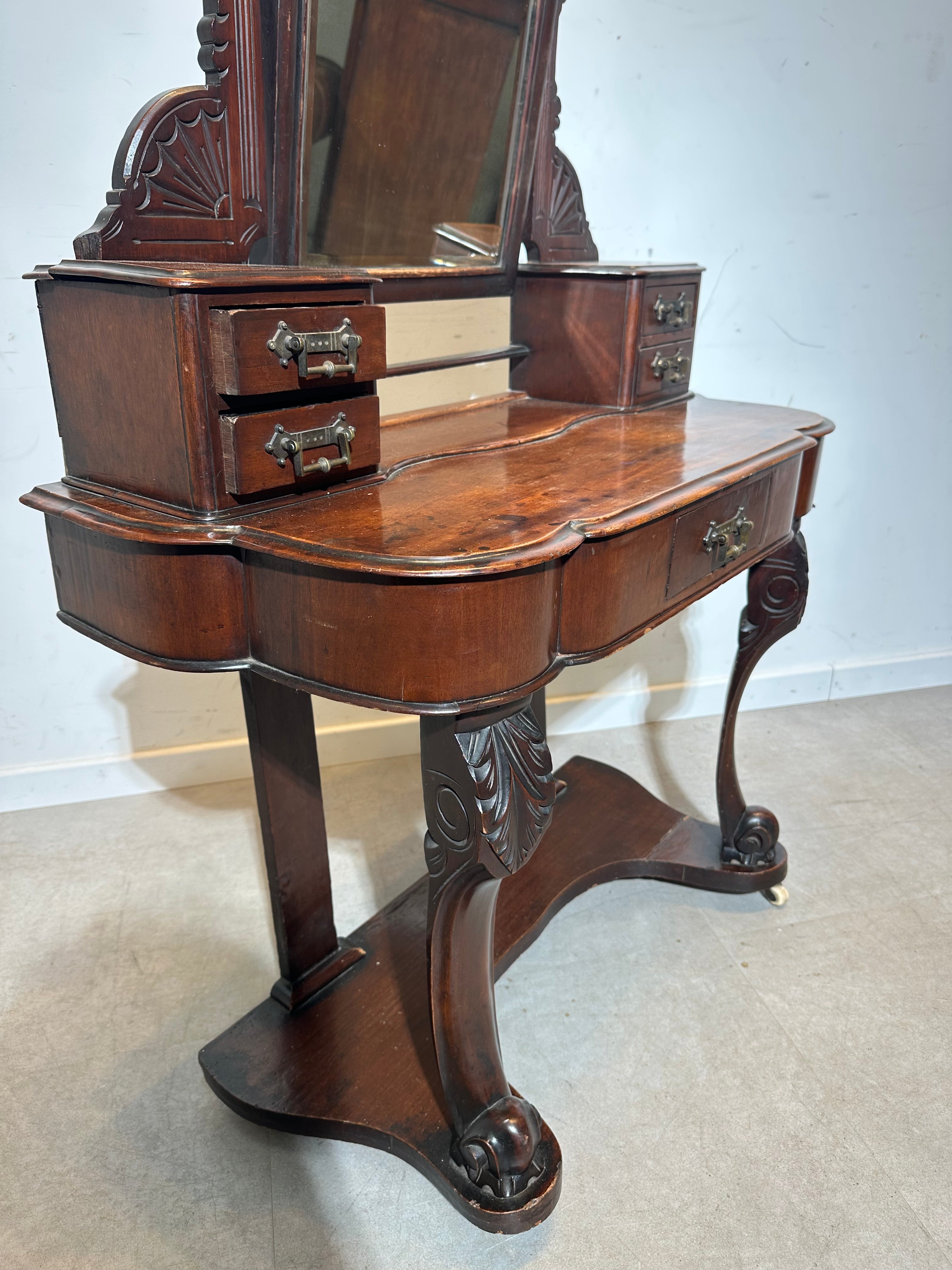 Coiffeuse ancienne en bois sculpté avec miroir