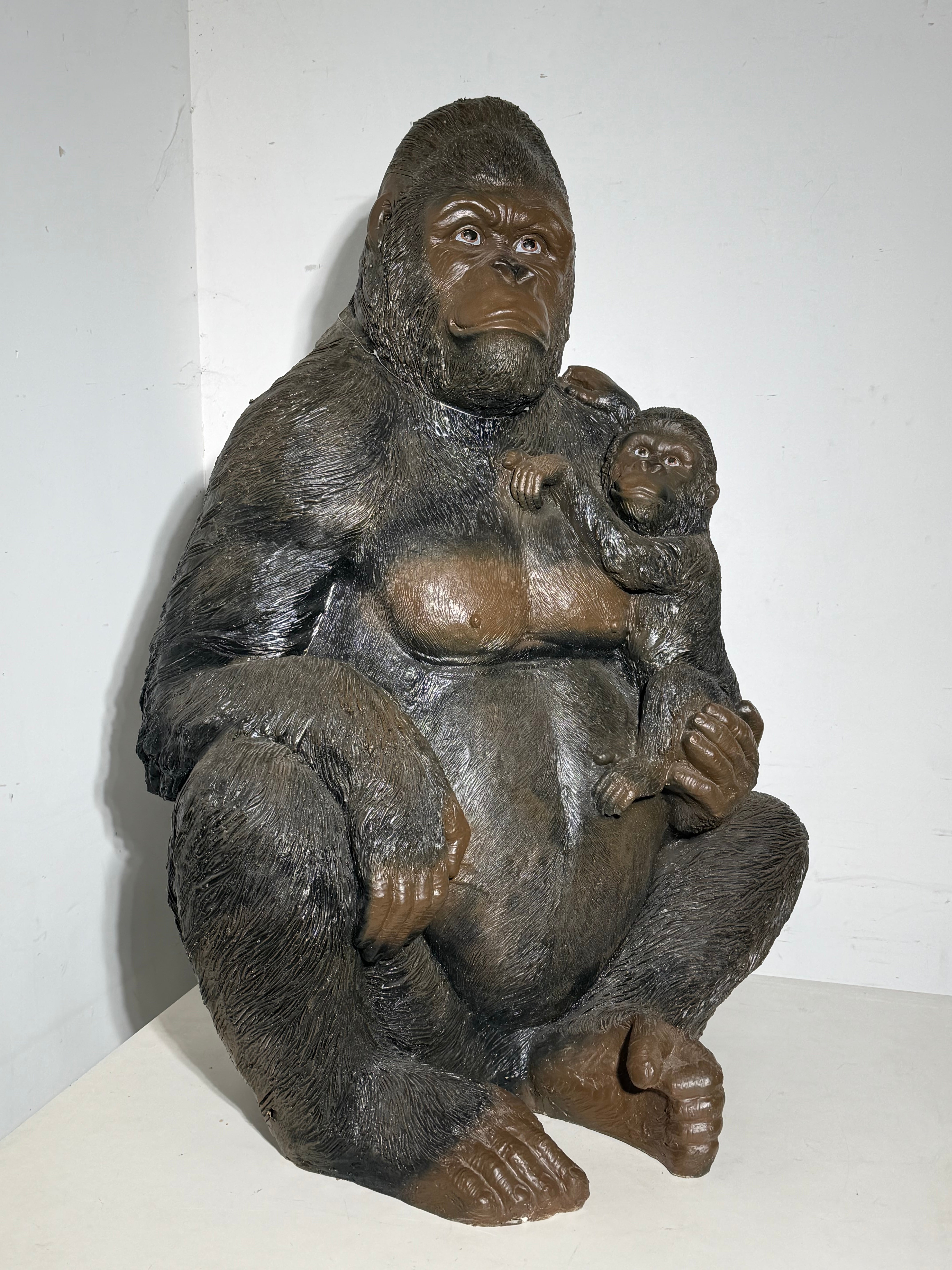 Gorilla Sculpture with Baby – Large Decorative Animal Statue – 120 × 90 cm