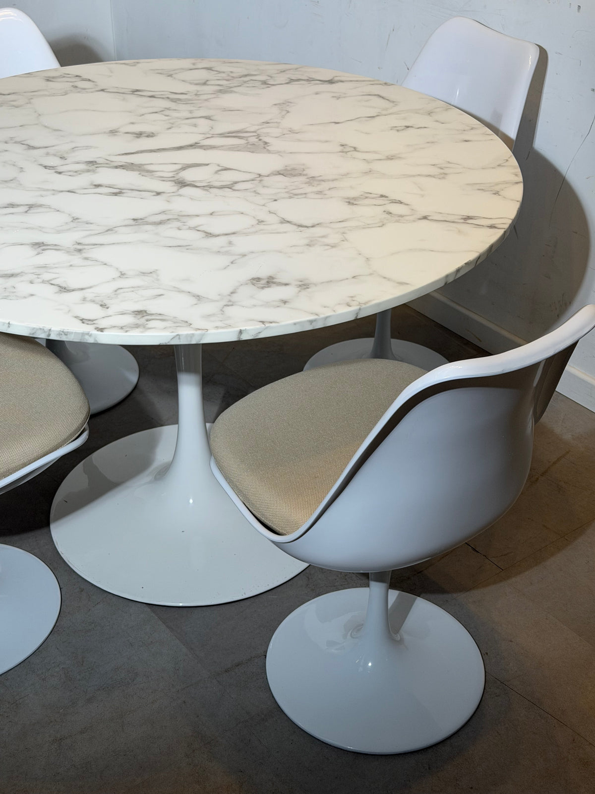 Table à manger Tulip en marbre avec 4 chaises – Ø120 cm