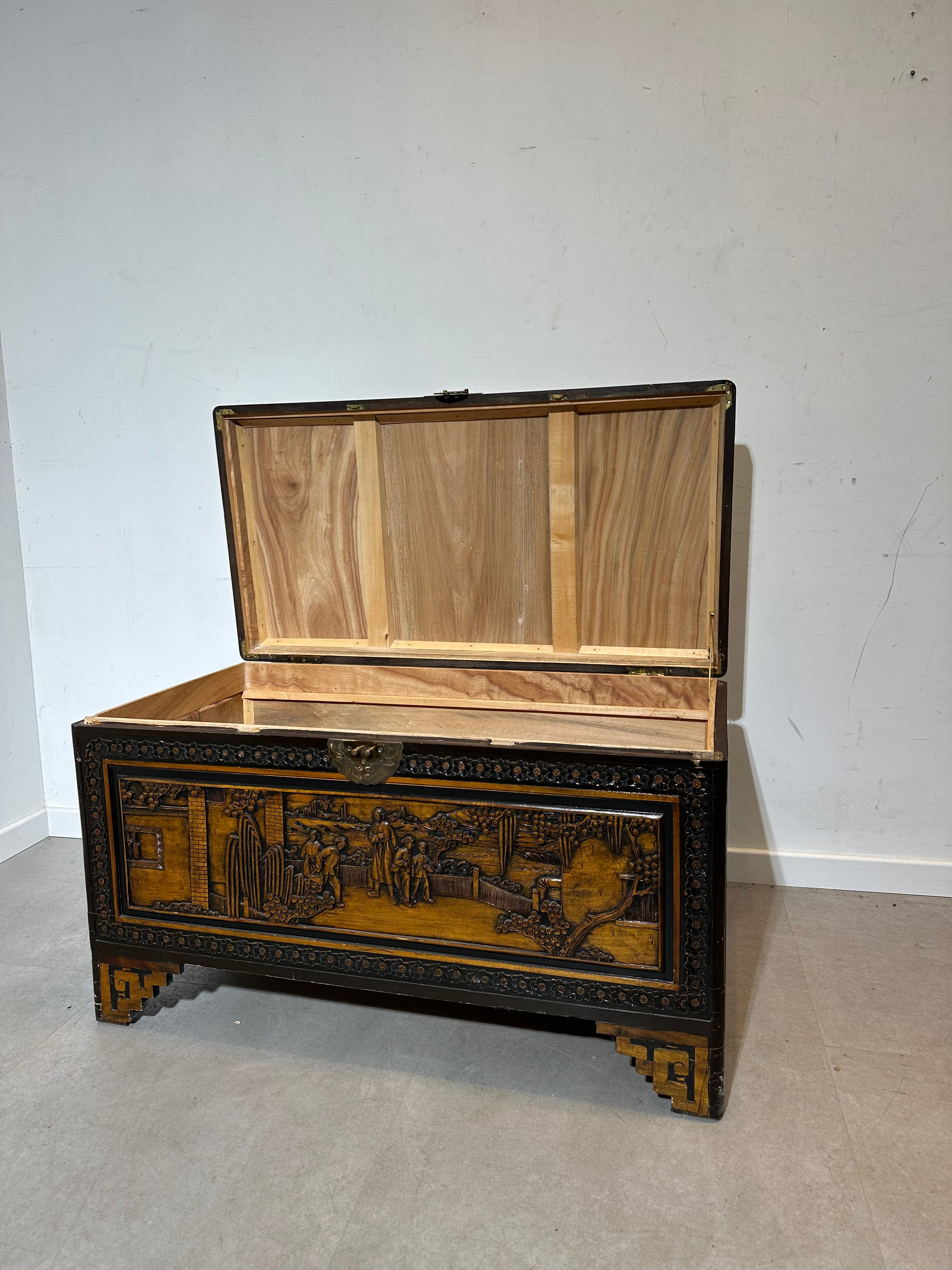 Coffre ancien oriental en bois